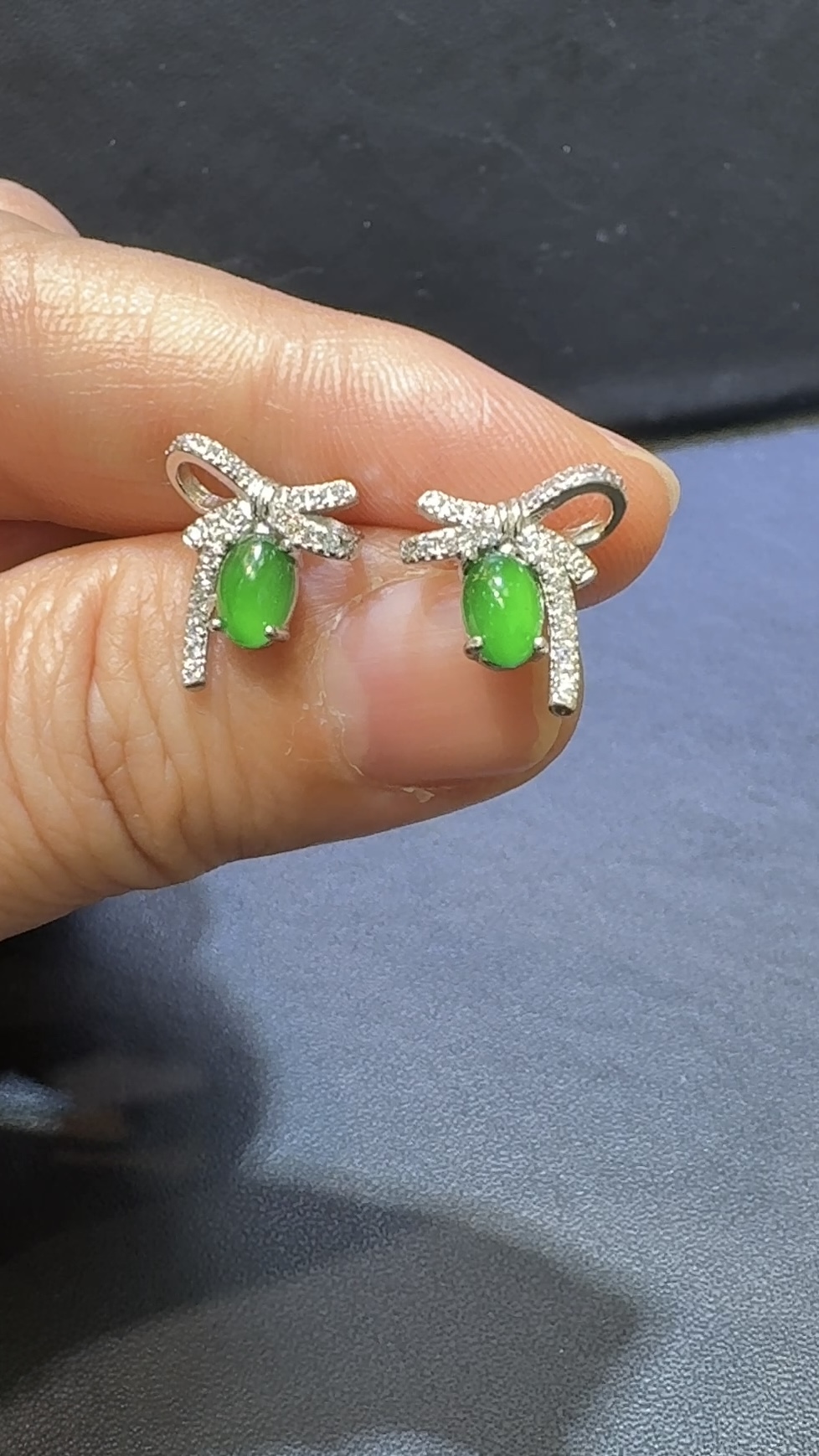 翡翠蛋面耳環|危地馬拉翡翠 × 高色 × 蝴蝶結銀托 × 種水佳推薦 #48493 3 翡翠蛋面耳環|危地馬拉翡翠 × 高色 × 蝴蝶結銀托 × 種水佳推薦 #48493 - Image 3