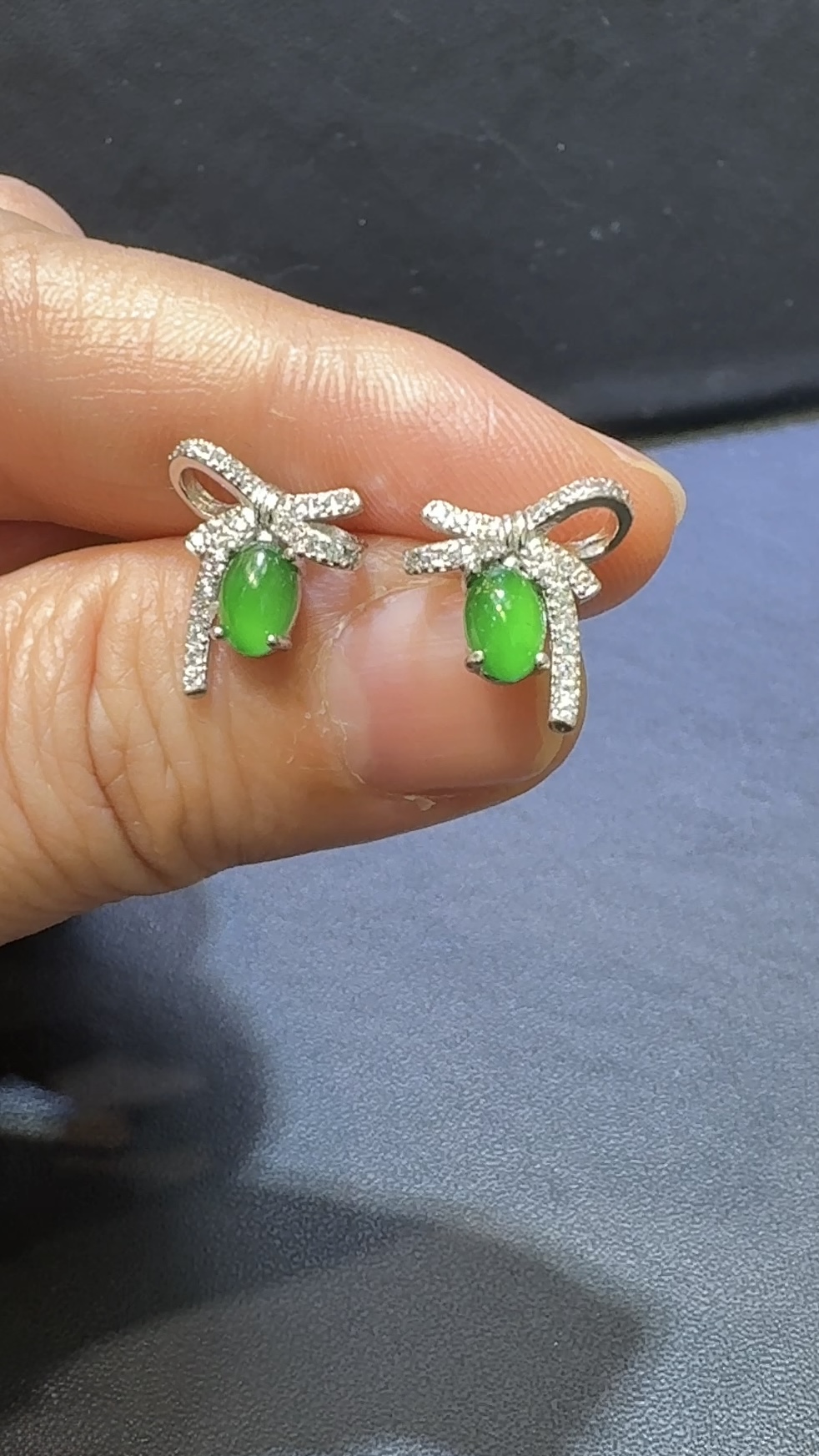 翡翠蛋面耳環|危地馬拉翡翠 × 高色 × 蝴蝶結銀托 × 種水佳推薦 #48493 4 翡翠蛋面耳環|危地馬拉翡翠 × 高色 × 蝴蝶結銀托 × 種水佳推薦 #48493 - Image 4