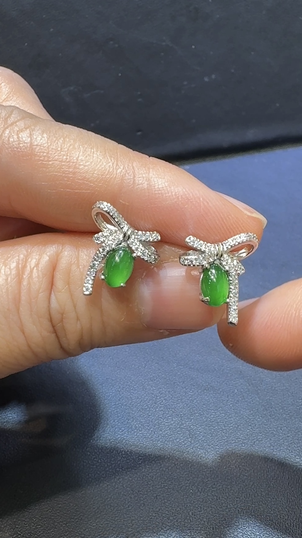 翡翠蛋面耳環|危地馬拉翡翠 × 高色 × 蝴蝶結銀托 × 種水佳推薦 #48493 5 翡翠蛋面耳環|危地馬拉翡翠 × 高色 × 蝴蝶結銀托 × 種水佳推薦 #48493 - Image 5