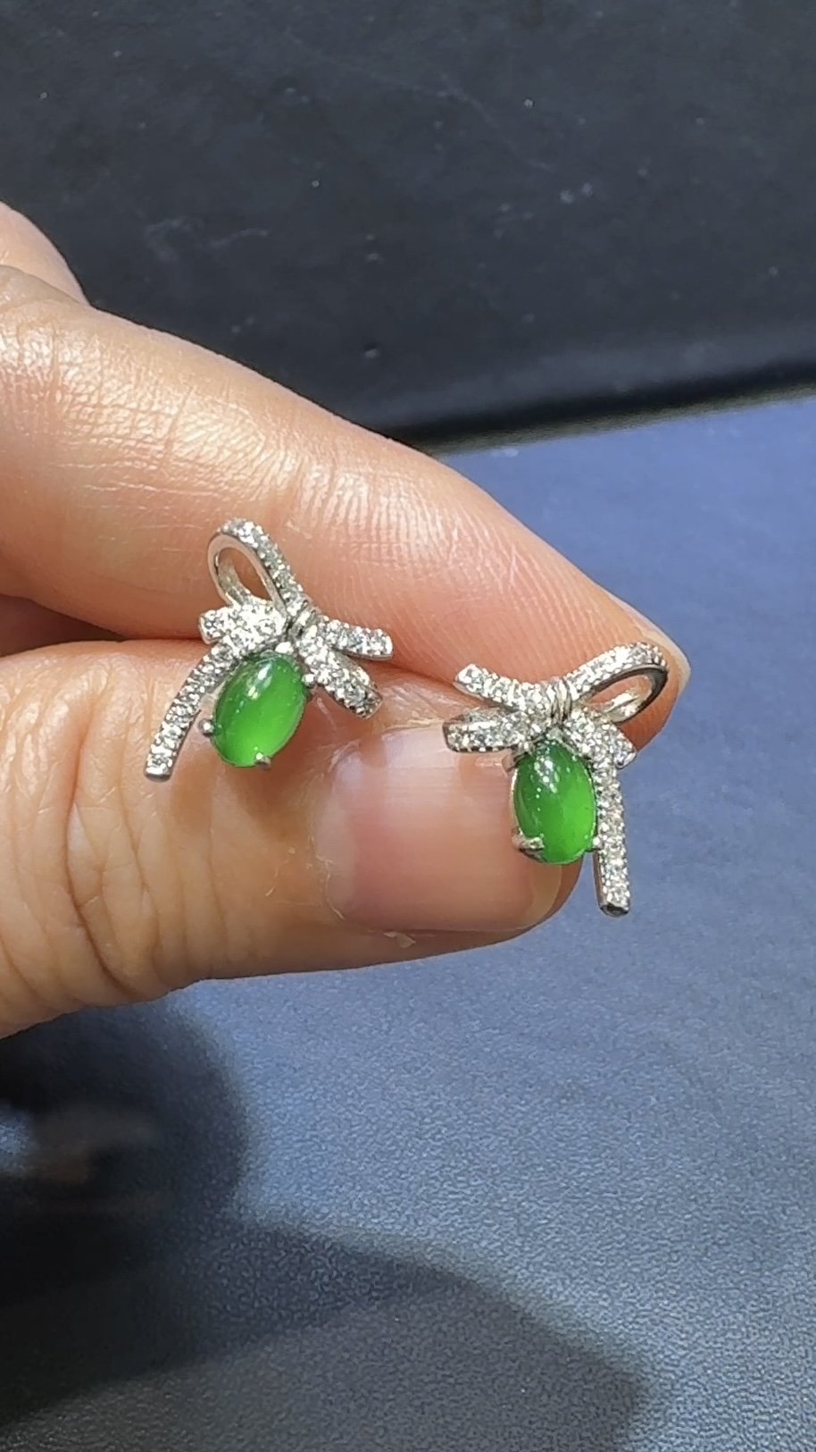 翡翠蛋面耳環|危地馬拉翡翠 × 高色 × 蝴蝶結銀托 × 種水佳推薦 #48493 6 翡翠蛋面耳環|危地馬拉翡翠 × 高色 × 蝴蝶結銀托 × 種水佳推薦 #48493 - Image 6