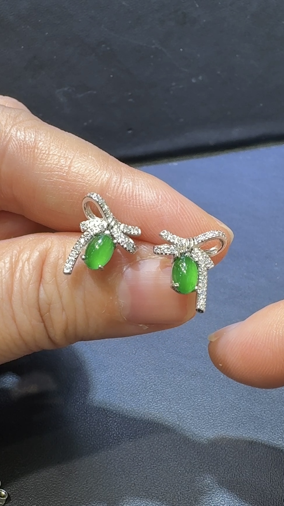 翡翠蛋面耳環|危地馬拉翡翠 × 高色 × 蝴蝶結銀托 × 種水佳推薦 #48493 7 翡翠蛋面耳環|危地馬拉翡翠 × 高色 × 蝴蝶結銀托 × 種水佳推薦 #48493 - Image 7