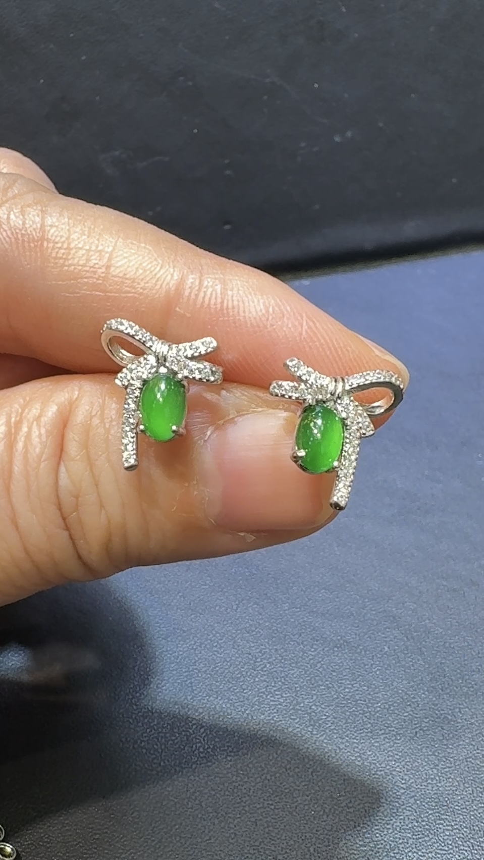 翡翠蛋面耳環|危地馬拉翡翠 × 高色 × 蝴蝶結銀托 × 種水佳推薦 #48493 1 翡翠蛋面耳環|危地馬拉翡翠 × 高色 × 蝴蝶結銀托 × 種水佳推薦 #48493