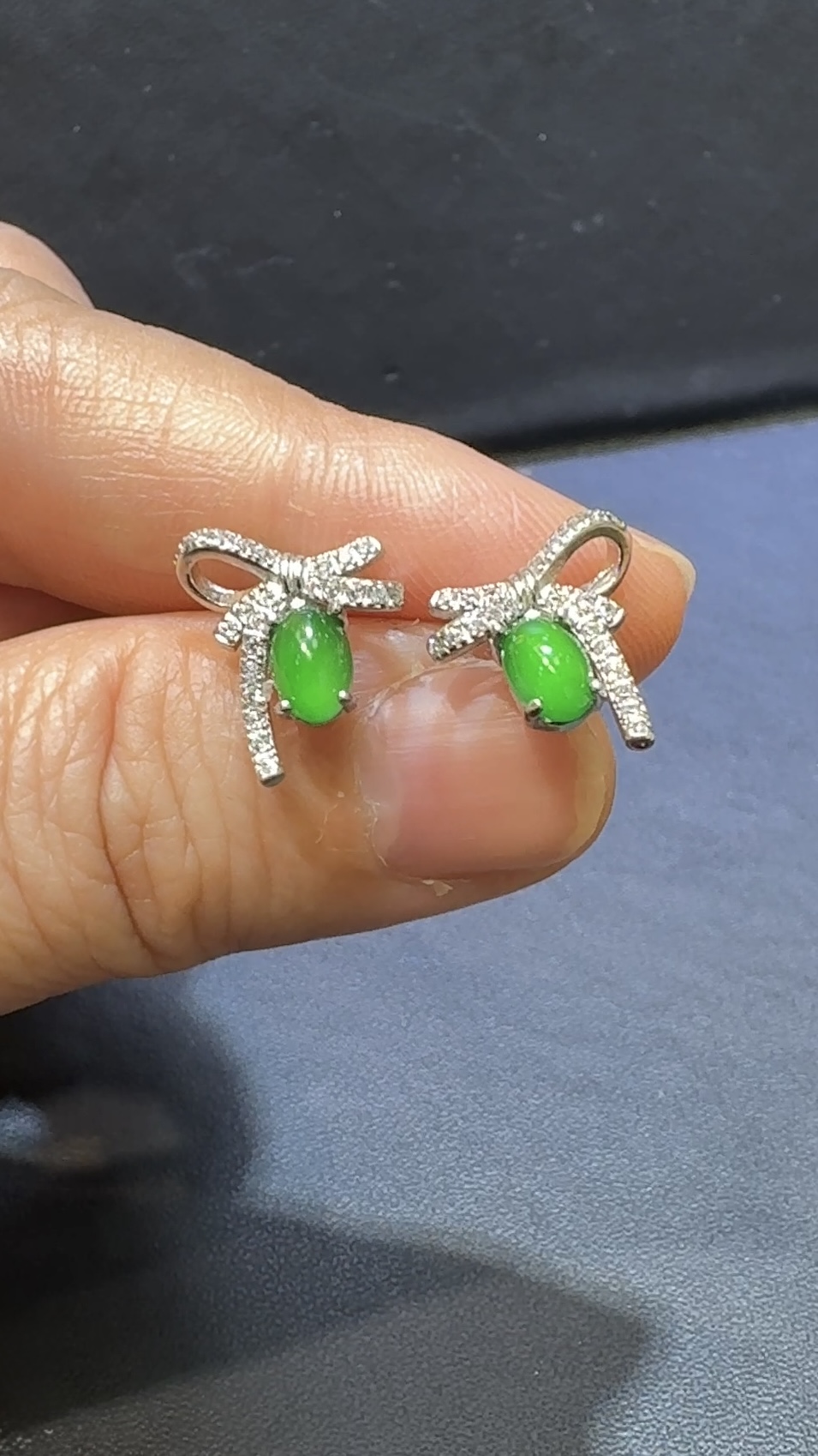 翡翠蛋面耳環|危地馬拉翡翠 × 高色 × 蝴蝶結銀托 × 種水佳推薦 #48493 9 翡翠蛋面耳環|危地馬拉翡翠 × 高色 × 蝴蝶結銀托 × 種水佳推薦 #48493 - Image 9