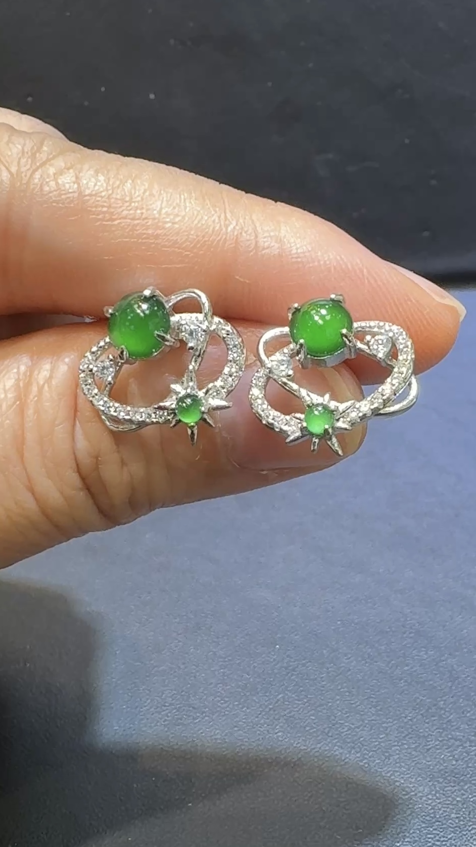 翡翠蛋面耳環|危地馬拉翡翠 × 星體運行造型 × 高色種水佳 × 925銀托推薦 #48482 2 翡翠蛋面耳環|危地馬拉翡翠 × 星體運行造型 × 高色種水佳 × 925銀托推薦 #48482 - Image 2