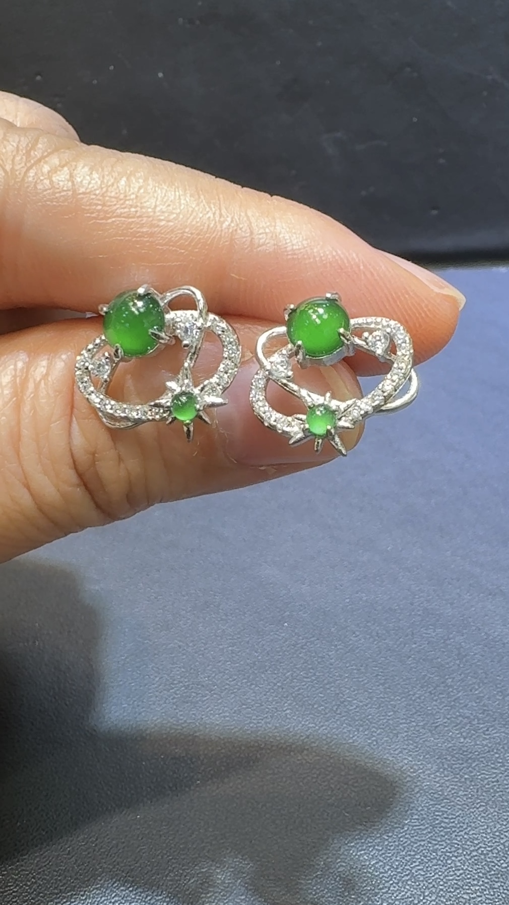 翡翠蛋面耳環|危地馬拉翡翠 × 星體運行造型 × 高色種水佳 × 925銀托推薦 #48482 3 翡翠蛋面耳環|危地馬拉翡翠 × 星體運行造型 × 高色種水佳 × 925銀托推薦 #48482 - Image 3