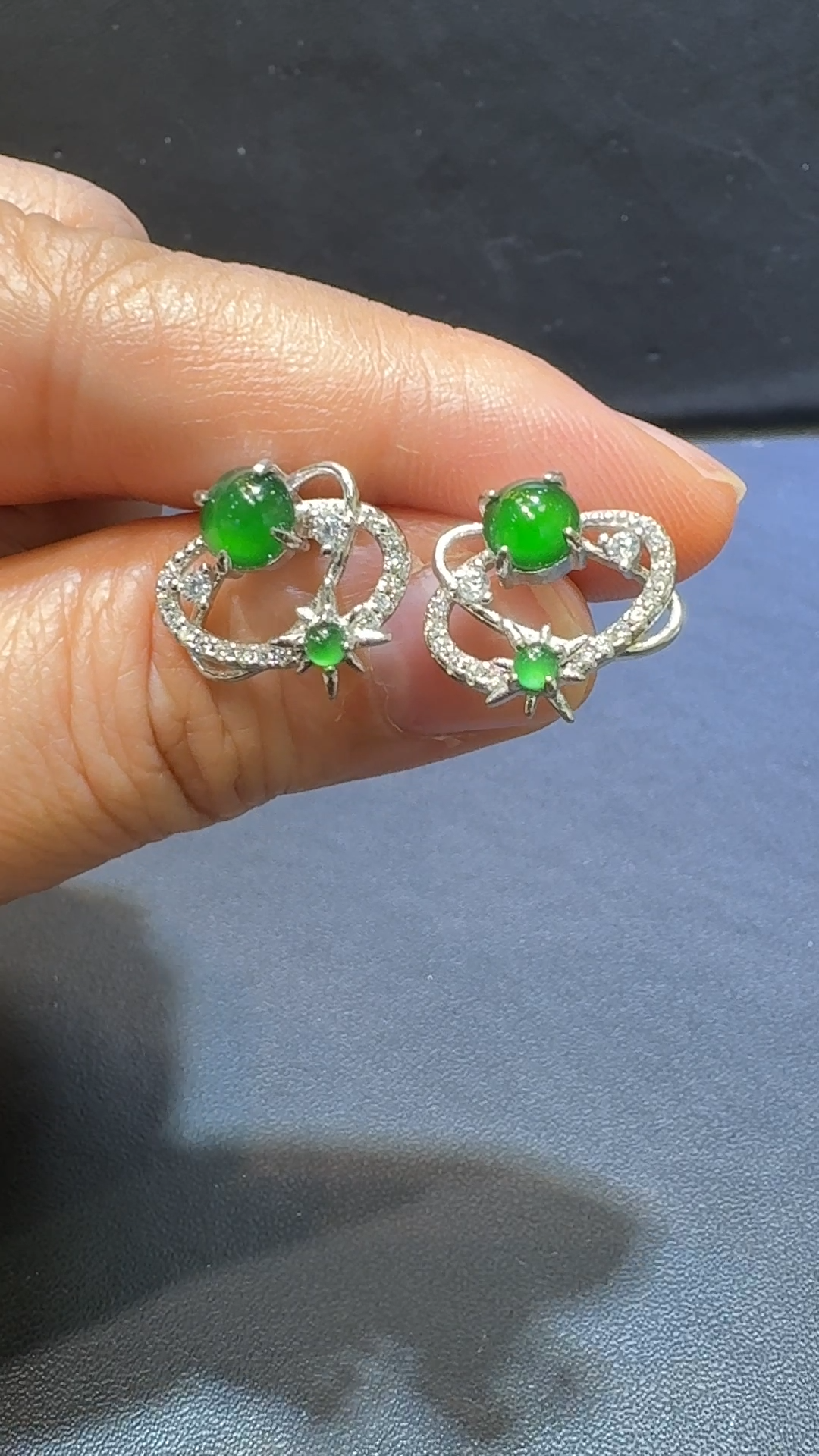 翡翠蛋面耳環|危地馬拉翡翠 × 星體運行造型 × 高色種水佳 × 925銀托推薦 #48482 4 翡翠蛋面耳環|危地馬拉翡翠 × 星體運行造型 × 高色種水佳 × 925銀托推薦 #48482 - Image 4