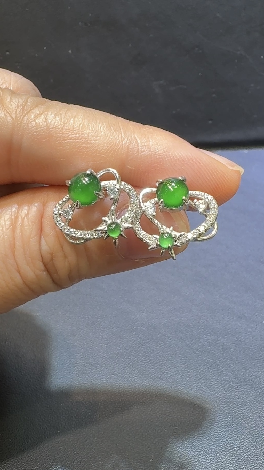 翡翠蛋面耳環|危地馬拉翡翠 × 星體運行造型 × 高色種水佳 × 925銀托推薦 #48482 5 翡翠蛋面耳環|危地馬拉翡翠 × 星體運行造型 × 高色種水佳 × 925銀托推薦 #48482 - Image 5