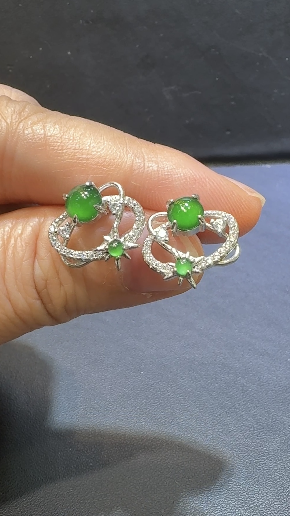 翡翠蛋面耳環|危地馬拉翡翠 × 星體運行造型 × 高色種水佳 × 925銀托推薦 #48482 6 翡翠蛋面耳環|危地馬拉翡翠 × 星體運行造型 × 高色種水佳 × 925銀托推薦 #48482 - Image 6