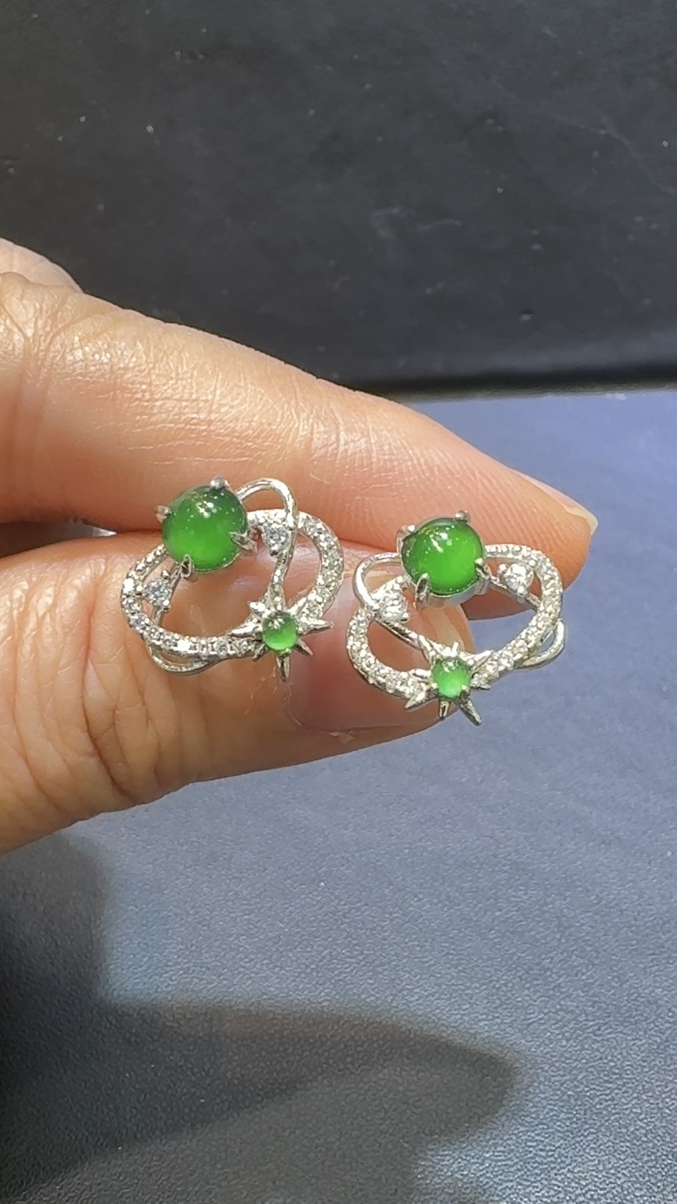 翡翠蛋面耳環|危地馬拉翡翠 × 星體運行造型 × 高色種水佳 × 925銀托推薦 #48482 1 翡翠蛋面耳環|危地馬拉翡翠 × 星體運行造型 × 高色種水佳 × 925銀托推薦 #48482