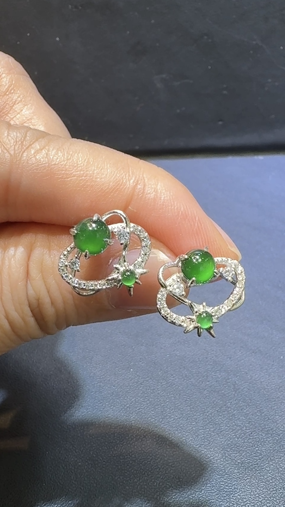 翡翠蛋面耳環|危地馬拉翡翠 × 星體運行造型 × 高色種水佳 × 925銀托推薦 #48482 8 翡翠蛋面耳環|危地馬拉翡翠 × 星體運行造型 × 高色種水佳 × 925銀托推薦 #48482 - Image 8