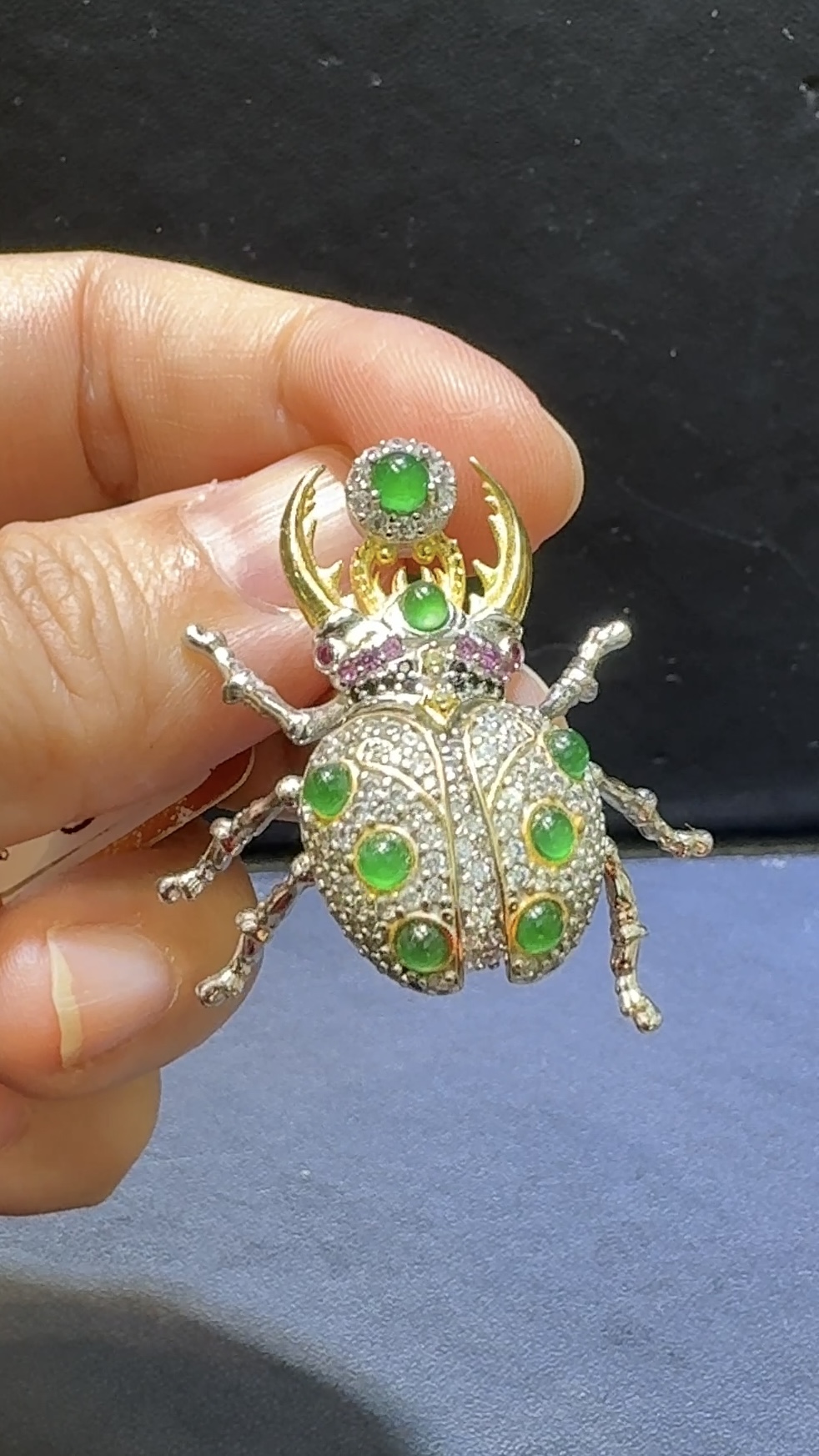 翡翠胸針吊墜|危地馬拉翡翠蛋面 × 甲蟲造型 × 高色種水佳 × 水晶點綴 × 二用款推薦 #48459 1 翡翠胸針吊墜|危地馬拉翡翠蛋面 × 甲蟲造型 × 高色種水佳 × 水晶點綴 × 二用款推薦 #48459