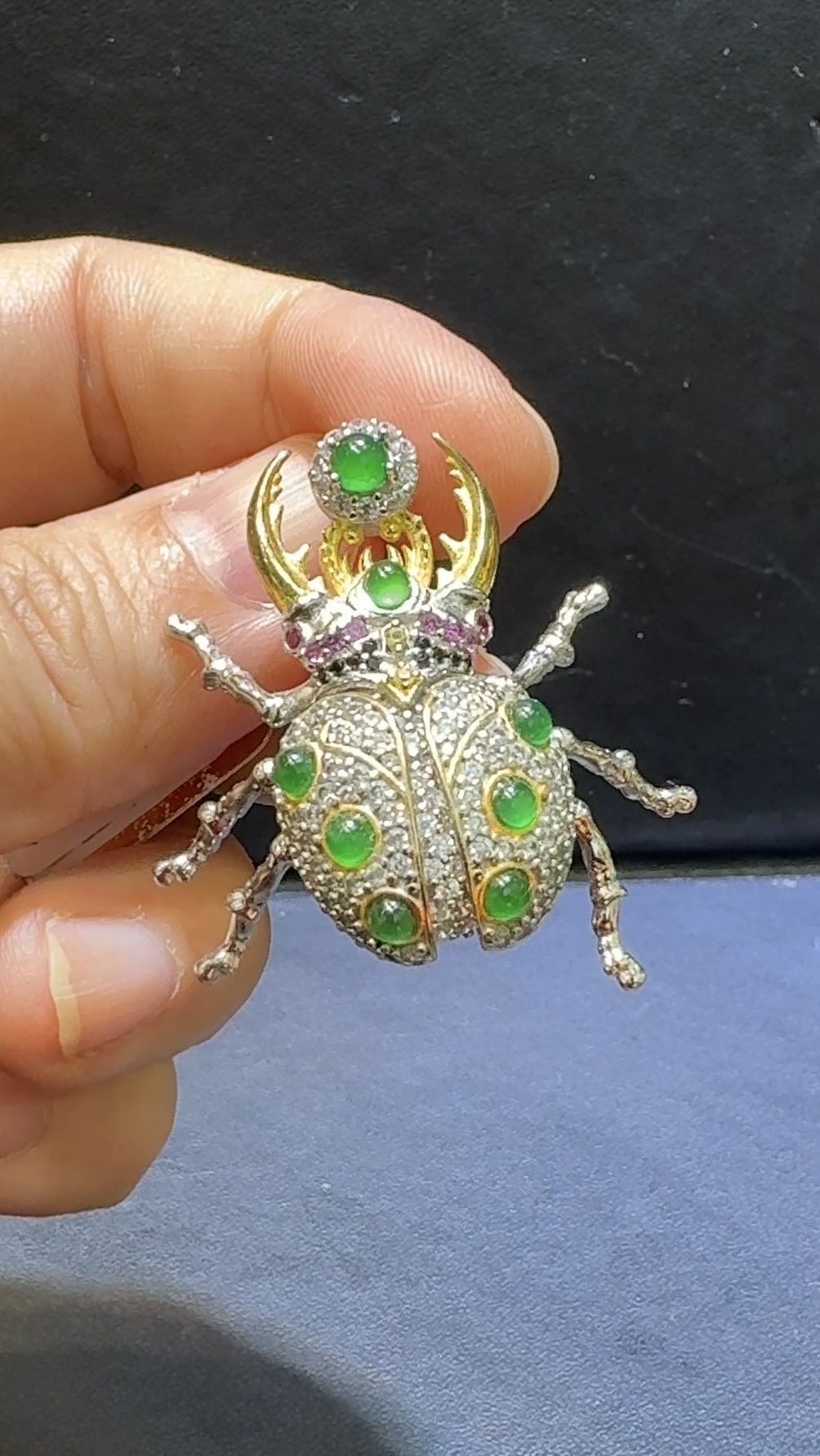 翡翠胸針吊墜|危地馬拉翡翠蛋面 × 甲蟲造型 × 高色種水佳 × 水晶點綴 × 二用款推薦 #48459 2 翡翠胸針吊墜|危地馬拉翡翠蛋面 × 甲蟲造型 × 高色種水佳 × 水晶點綴 × 二用款推薦 #48459 - Image 2