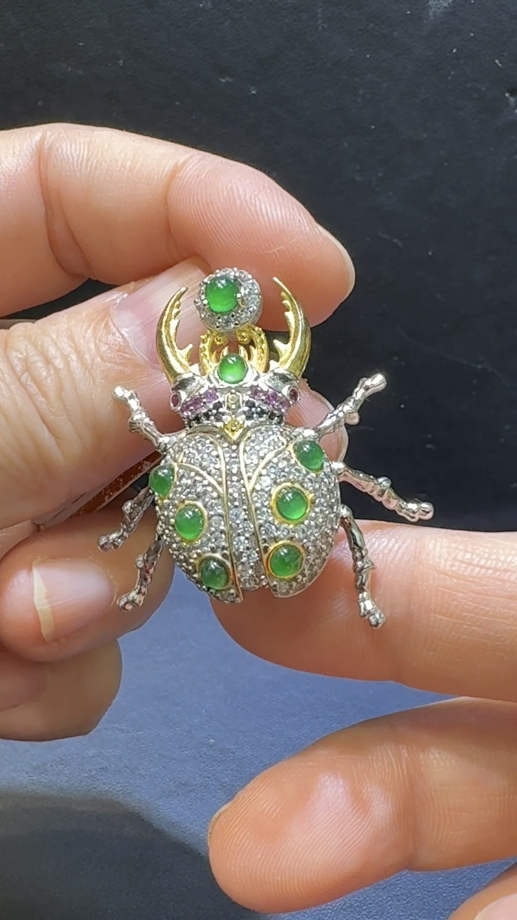 翡翠胸針吊墜|危地馬拉翡翠蛋面 × 甲蟲造型 × 高色種水佳 × 水晶點綴 × 二用款推薦 #48459 3 翡翠胸針吊墜|危地馬拉翡翠蛋面 × 甲蟲造型 × 高色種水佳 × 水晶點綴 × 二用款推薦 #48459 - Image 3