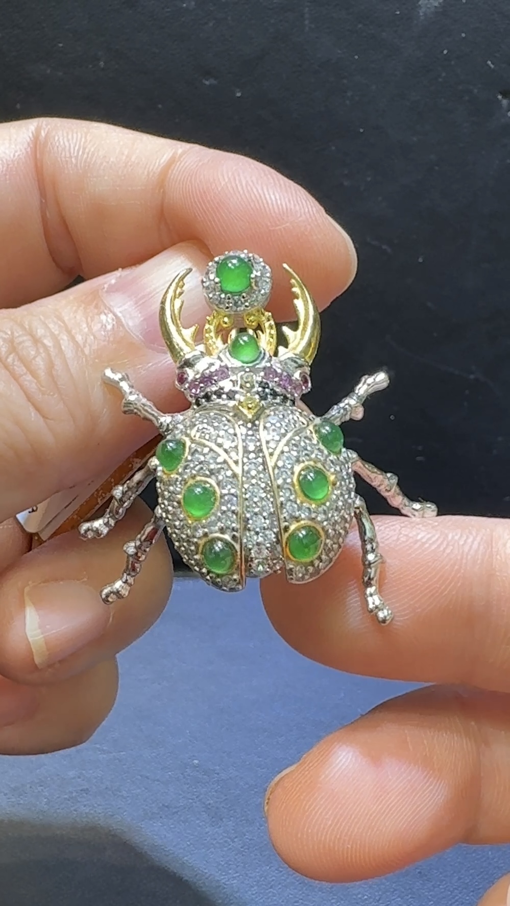 翡翠胸針吊墜|危地馬拉翡翠蛋面 × 甲蟲造型 × 高色種水佳 × 水晶點綴 × 二用款推薦 #48459 4 翡翠胸針吊墜|危地馬拉翡翠蛋面 × 甲蟲造型 × 高色種水佳 × 水晶點綴 × 二用款推薦 #48459 - Image 4