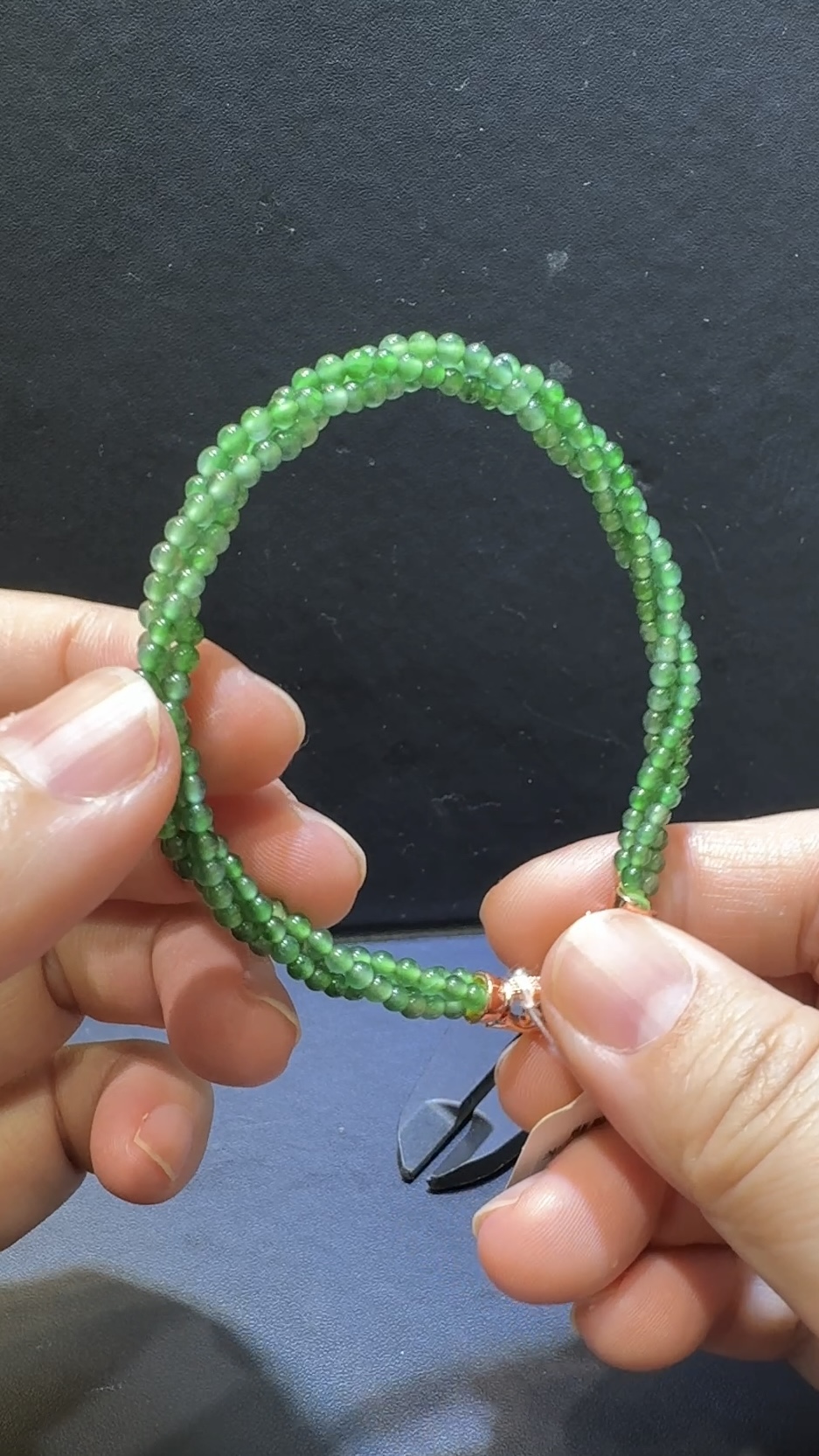 翡翠手串|危地馬拉翡翠 × 高色小米珠 × 麻花造型 × 創意特色推薦 #48806 2 翡翠手串|危地馬拉翡翠 × 高色小米珠 × 麻花造型 × 創意特色推薦 #48806 - Image 2
