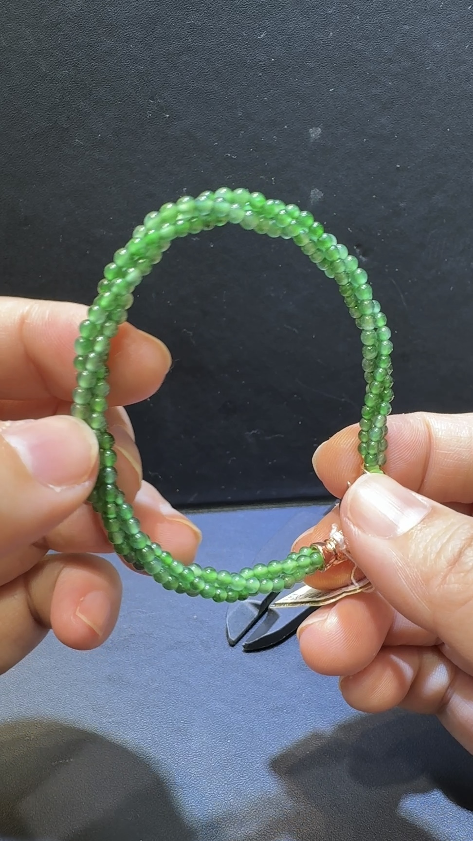 翡翠手串|危地馬拉翡翠 × 高色小米珠 × 麻花造型 × 創意特色推薦 #48806 3 翡翠手串|危地馬拉翡翠 × 高色小米珠 × 麻花造型 × 創意特色推薦 #48806 - Image 3
