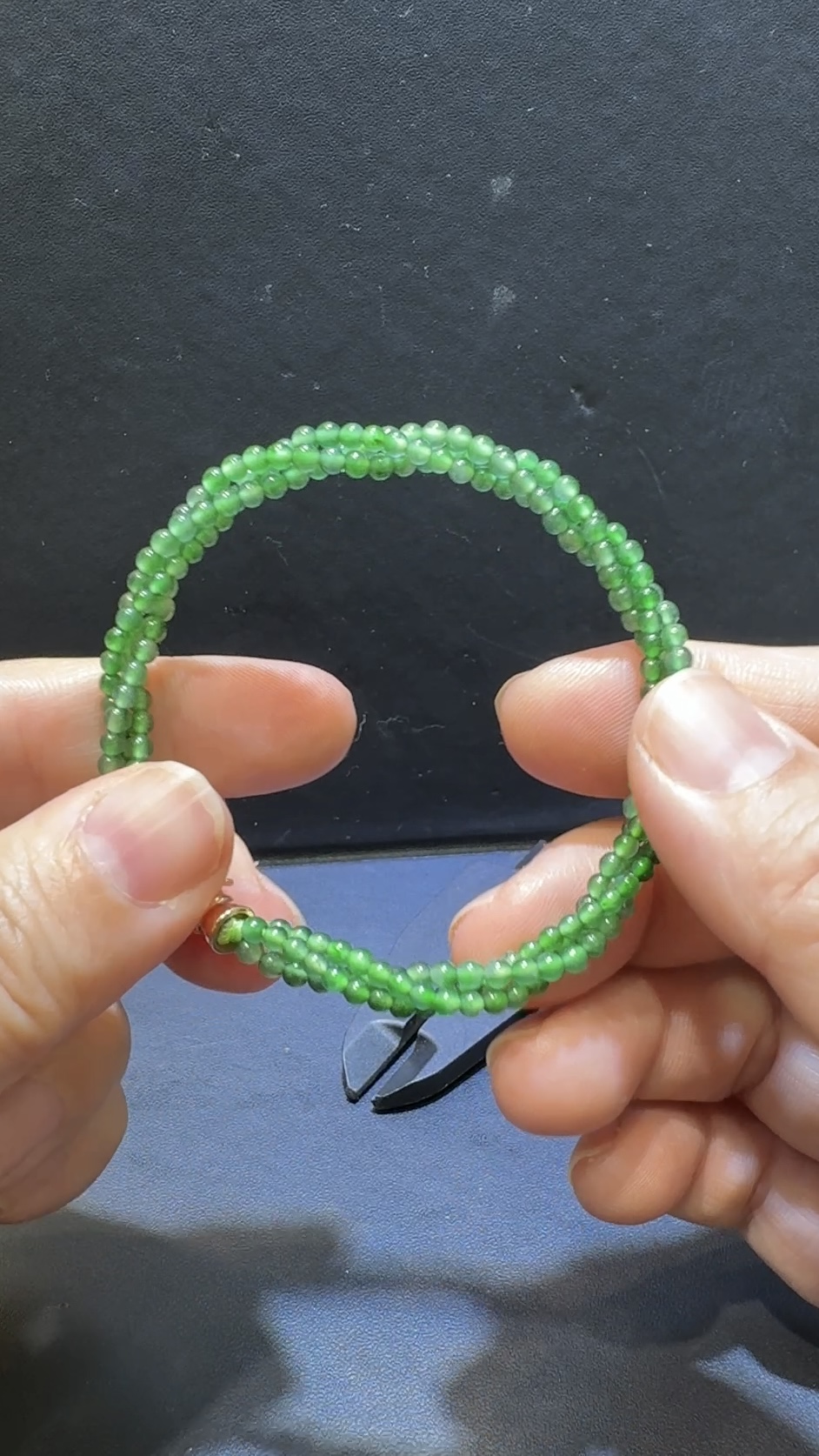 翡翠手串|危地馬拉翡翠 × 高色小米珠 × 麻花造型 × 創意特色推薦 #48806 4 翡翠手串|危地馬拉翡翠 × 高色小米珠 × 麻花造型 × 創意特色推薦 #48806 - Image 4