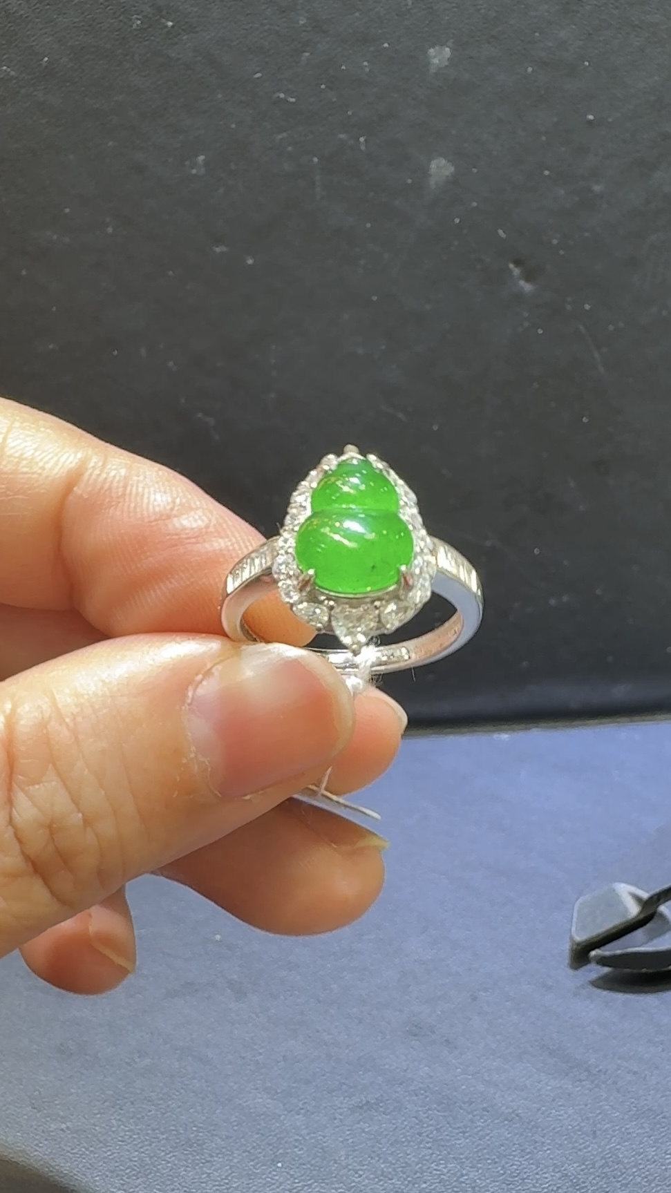 翡翠戒指|危地馬拉翡翠葫蘆主石 × 高色蛋面 × 鋯石環繞 × 華麗美艷推薦 #81485 1 翡翠戒指|危地馬拉翡翠葫蘆主石 × 高色蛋面 × 鋯石環繞 × 華麗美艷推薦 #81485