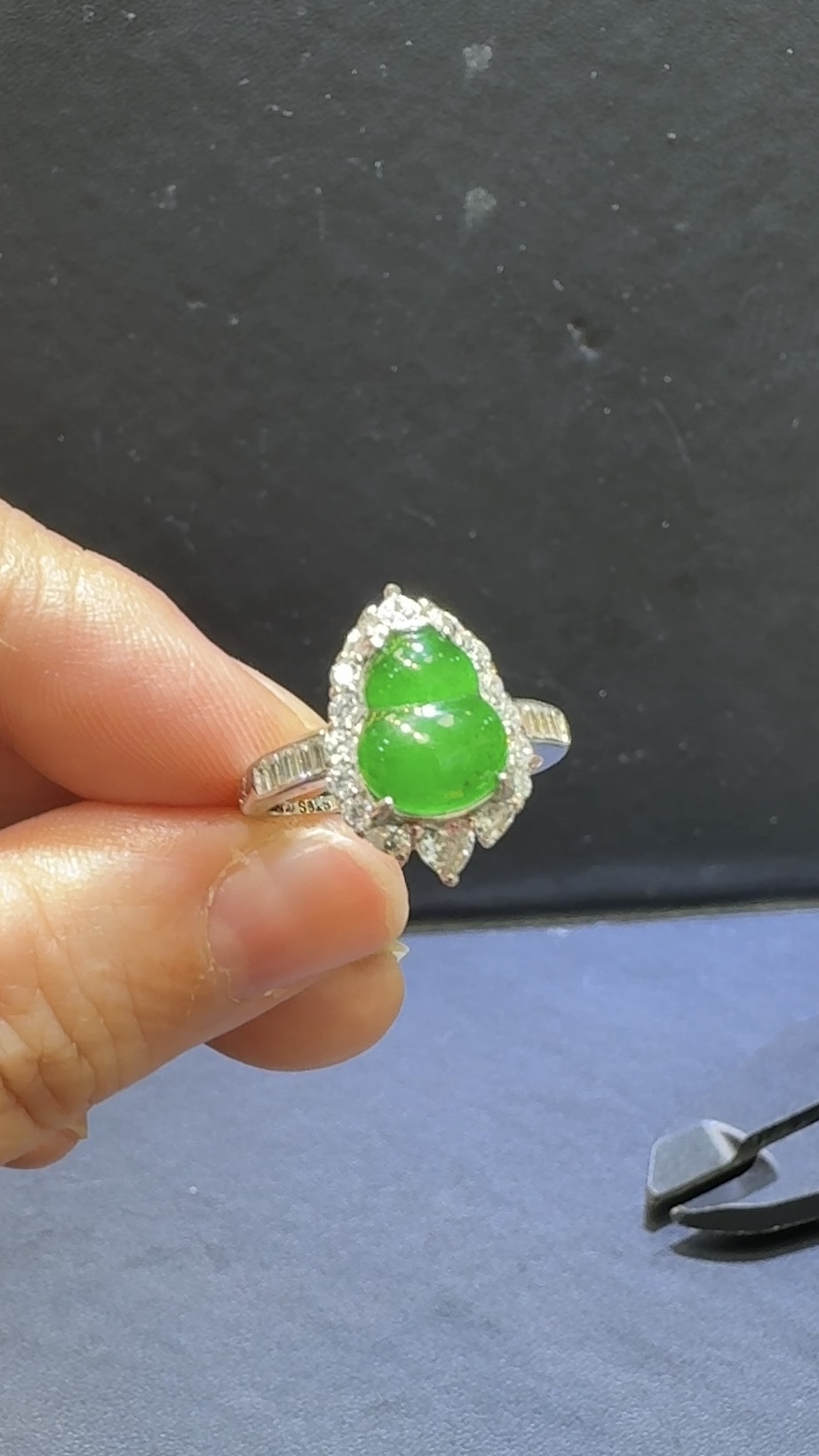 翡翠戒指|危地馬拉翡翠葫蘆主石 × 高色蛋面 × 鋯石環繞 × 華麗美艷推薦 #81485 2 翡翠戒指|危地馬拉翡翠葫蘆主石 × 高色蛋面 × 鋯石環繞 × 華麗美艷推薦 #81485 - Image 2