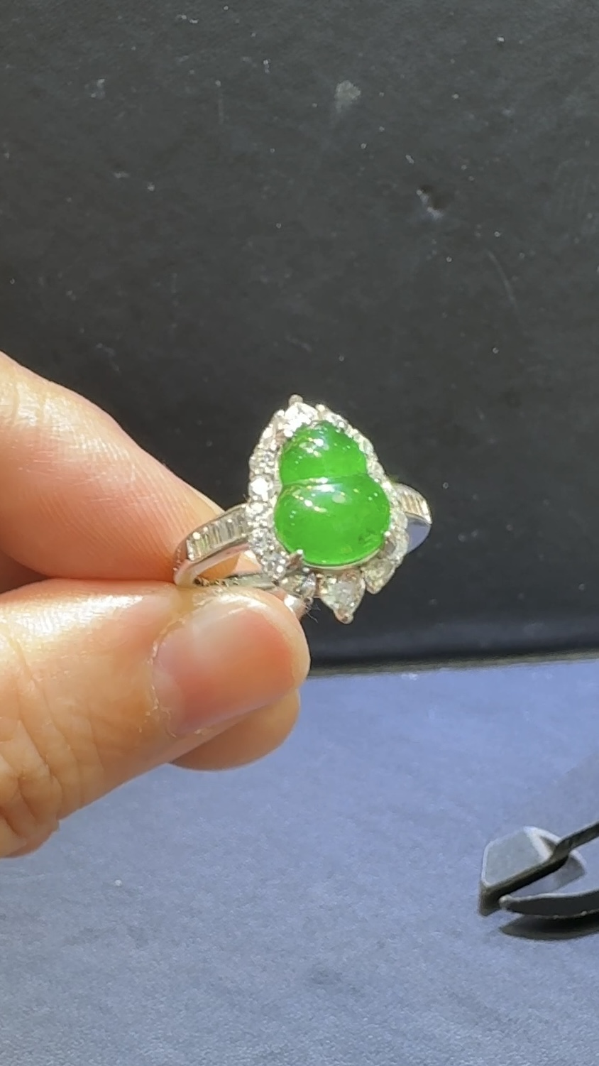 翡翠戒指|危地馬拉翡翠葫蘆主石 × 高色蛋面 × 鋯石環繞 × 華麗美艷推薦 #81485 3 翡翠戒指|危地馬拉翡翠葫蘆主石 × 高色蛋面 × 鋯石環繞 × 華麗美艷推薦 #81485 - Image 3