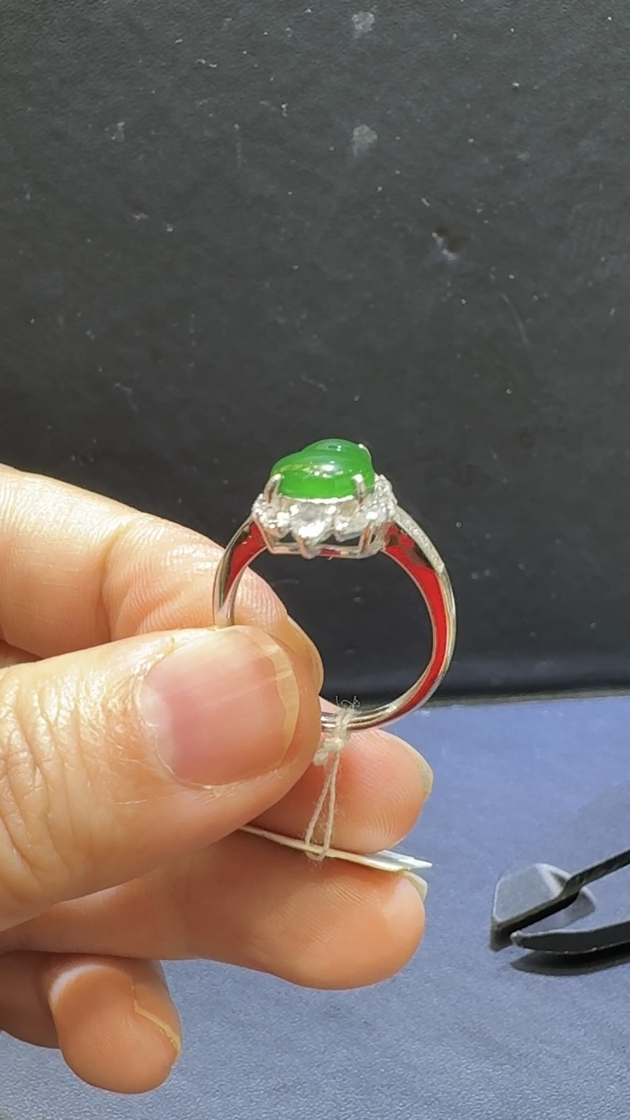 翡翠戒指|危地馬拉翡翠葫蘆主石 × 高色蛋面 × 鋯石環繞 × 華麗美艷推薦 #81485 4 翡翠戒指|危地馬拉翡翠葫蘆主石 × 高色蛋面 × 鋯石環繞 × 華麗美艷推薦 #81485 - Image 4