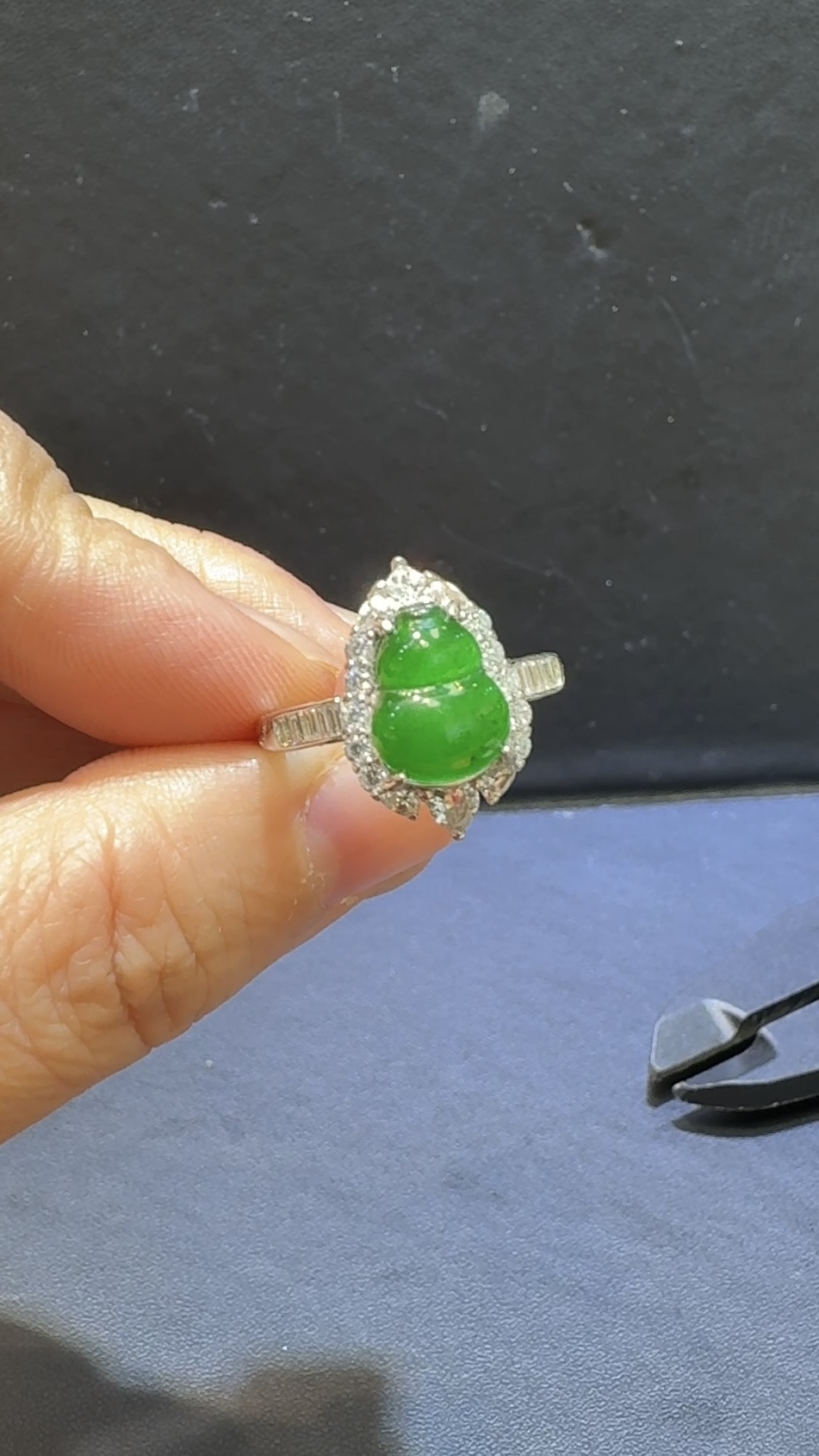 翡翠戒指|危地馬拉翡翠葫蘆主石 × 高色蛋面 × 鋯石環繞 × 華麗美艷推薦 #81485 5 翡翠戒指|危地馬拉翡翠葫蘆主石 × 高色蛋面 × 鋯石環繞 × 華麗美艷推薦 #81485 - Image 5