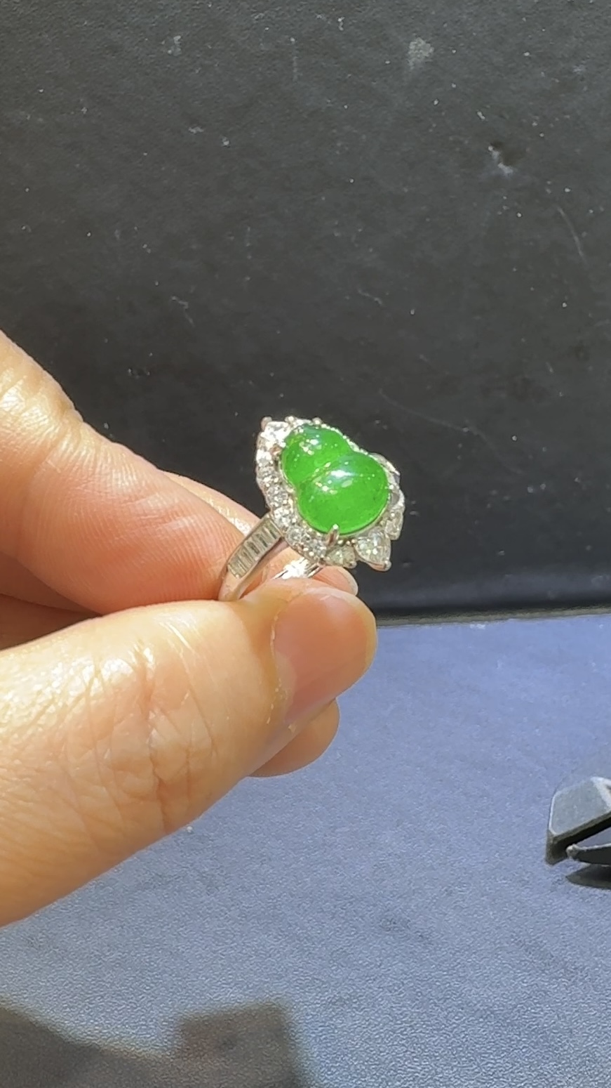 翡翠戒指|危地馬拉翡翠葫蘆主石 × 高色蛋面 × 鋯石環繞 × 華麗美艷推薦 #81485 6 翡翠戒指|危地馬拉翡翠葫蘆主石 × 高色蛋面 × 鋯石環繞 × 華麗美艷推薦 #81485 - Image 6