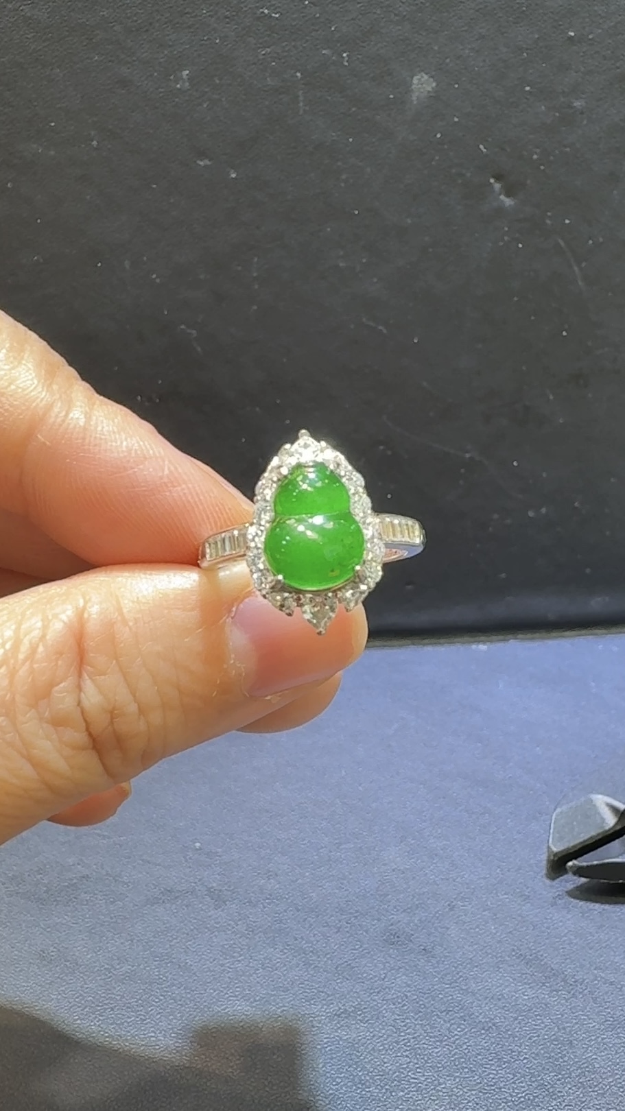 翡翠戒指|危地馬拉翡翠葫蘆主石 × 高色蛋面 × 鋯石環繞 × 華麗美艷推薦 #81485 7 翡翠戒指|危地馬拉翡翠葫蘆主石 × 高色蛋面 × 鋯石環繞 × 華麗美艷推薦 #81485 - Image 7