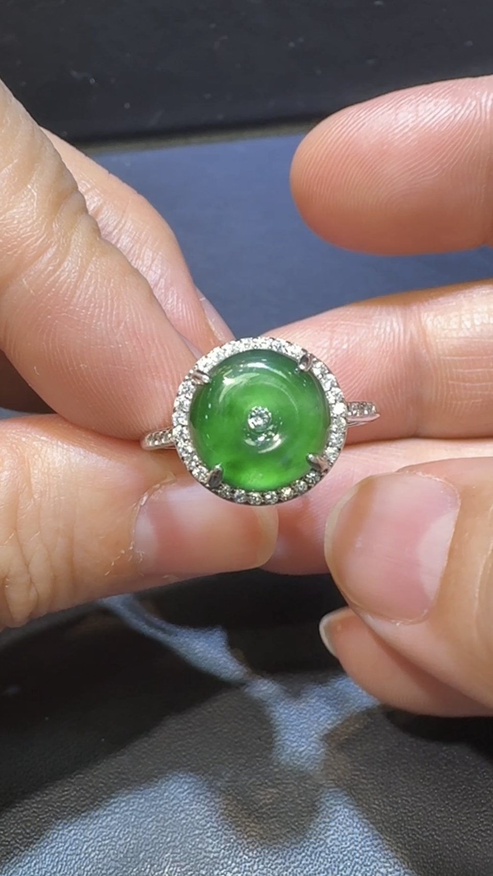 翡翠戒指|危地馬拉翡翠平安扣 × 高色蛋面 × 鋯石環繞 × 華麗美艷推薦 #14852 1 翡翠戒指|危地馬拉翡翠平安扣 × 高色蛋面 × 鋯石環繞 × 華麗美艷推薦 #14852
