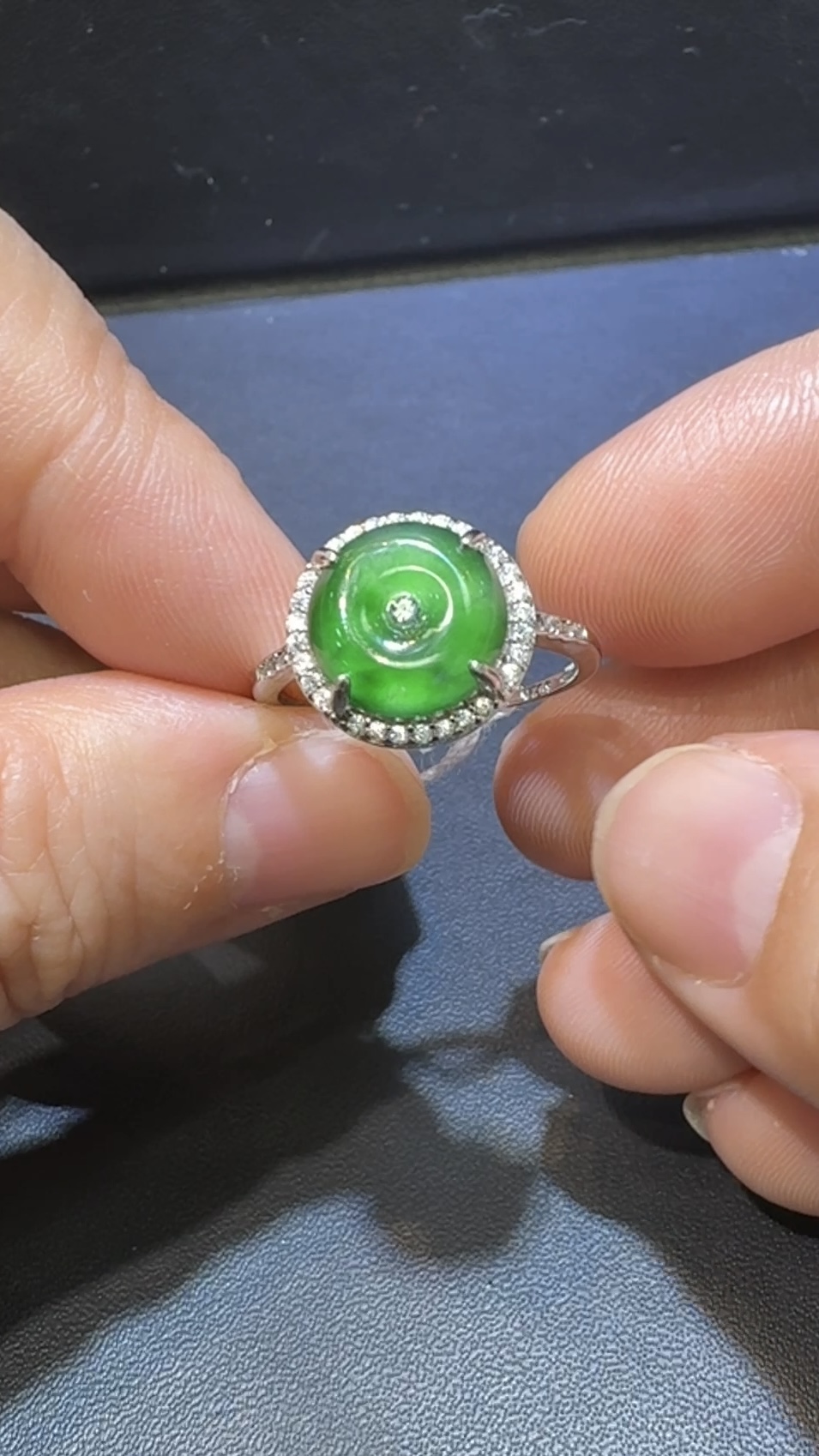 翡翠戒指|危地馬拉翡翠平安扣 × 高色蛋面 × 鋯石環繞 × 華麗美艷推薦 #14852 2 翡翠戒指|危地馬拉翡翠平安扣 × 高色蛋面 × 鋯石環繞 × 華麗美艷推薦 #14852 - Image 2