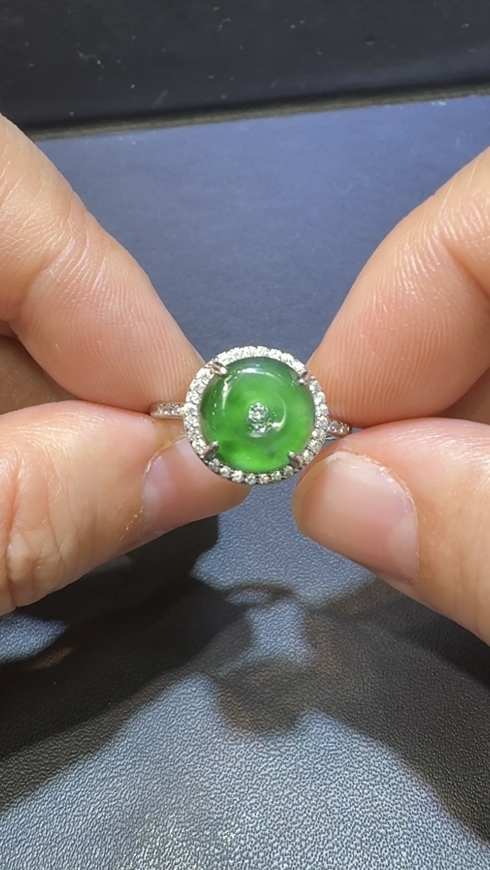 翡翠戒指|危地馬拉翡翠平安扣 × 高色蛋面 × 鋯石環繞 × 華麗美艷推薦 #14852 3 翡翠戒指|危地馬拉翡翠平安扣 × 高色蛋面 × 鋯石環繞 × 華麗美艷推薦 #14852 - Image 3