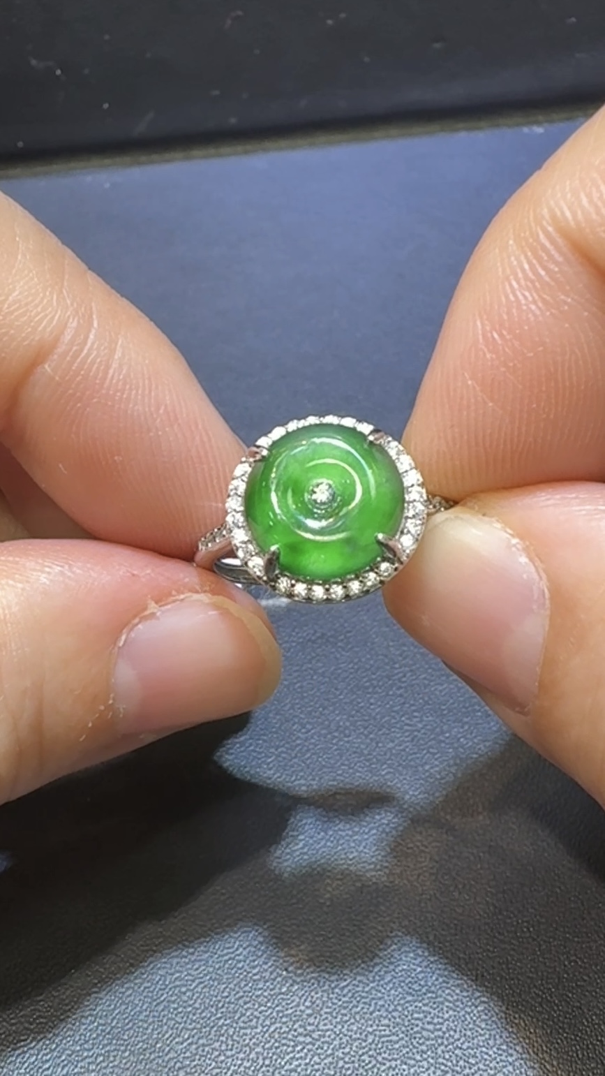 翡翠戒指|危地馬拉翡翠平安扣 × 高色蛋面 × 鋯石環繞 × 華麗美艷推薦 #14852 4 翡翠戒指|危地馬拉翡翠平安扣 × 高色蛋面 × 鋯石環繞 × 華麗美艷推薦 #14852 - Image 4