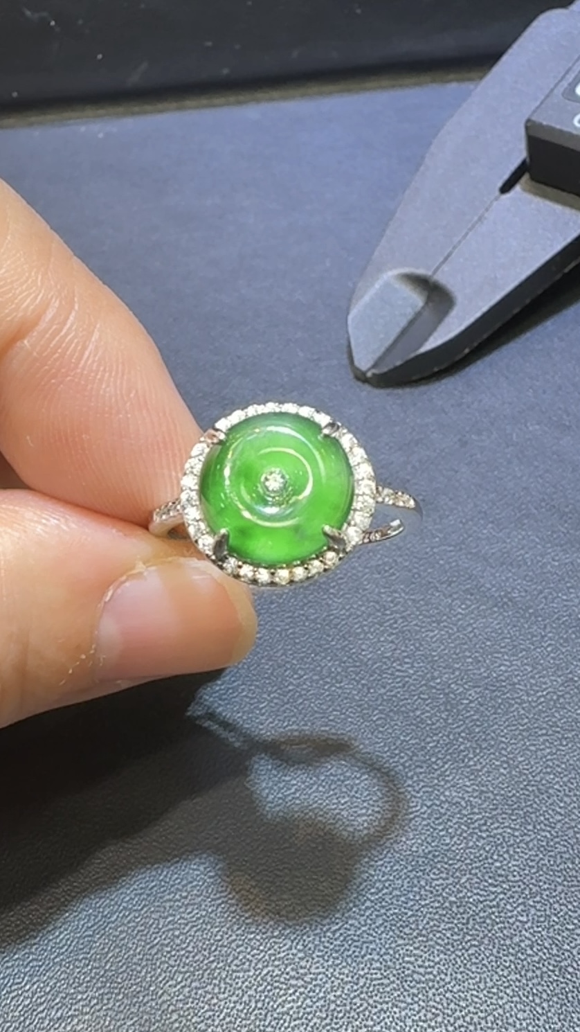 翡翠戒指|危地馬拉翡翠平安扣 × 高色蛋面 × 鋯石環繞 × 華麗美艷推薦 #14852 5 翡翠戒指|危地馬拉翡翠平安扣 × 高色蛋面 × 鋯石環繞 × 華麗美艷推薦 #14852 - Image 5