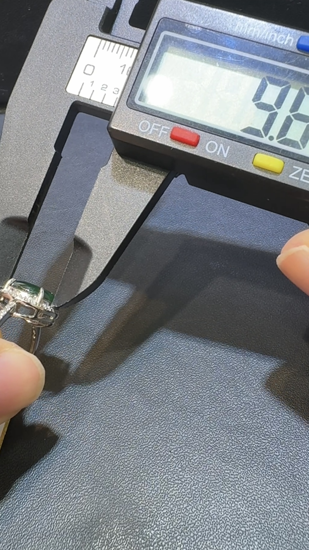 翡翠戒指|危地馬拉翡翠平安扣 × 高色蛋面 × 鋯石環繞 × 華麗美艷推薦 #14852 7 翡翠戒指|危地馬拉翡翠平安扣 × 高色蛋面 × 鋯石環繞 × 華麗美艷推薦 #14852 - Image 7