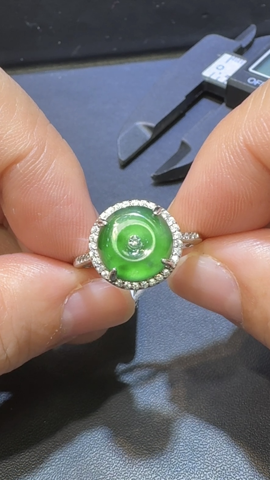 翡翠戒指|危地馬拉翡翠平安扣 × 高色蛋面 × 鋯石環繞 × 華麗美艷推薦 #14852 8 翡翠戒指|危地馬拉翡翠平安扣 × 高色蛋面 × 鋯石環繞 × 華麗美艷推薦 #14852 - Image 8