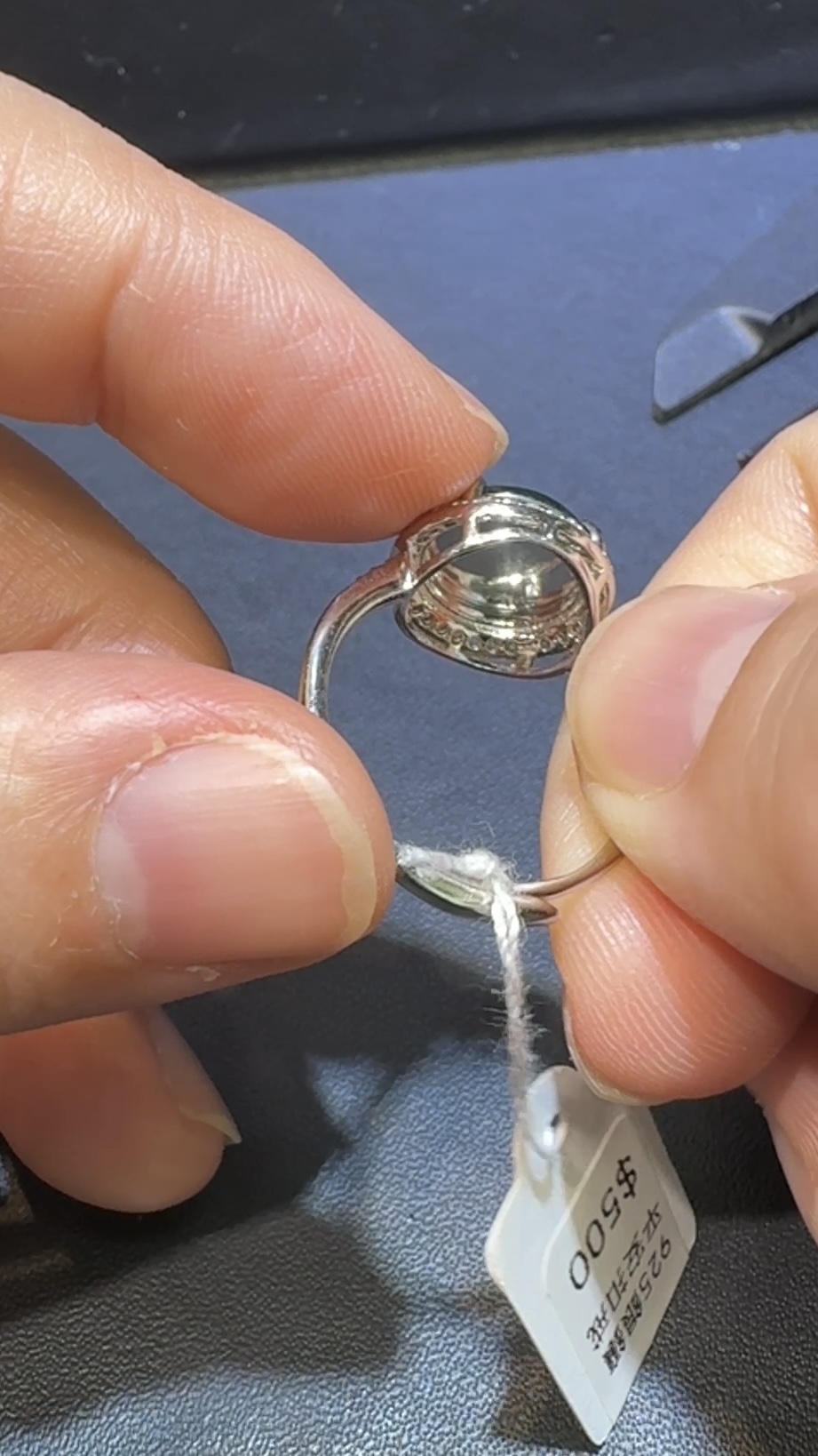 翡翠戒指|危地馬拉翡翠平安扣 × 高色蛋面 × 鋯石環繞 × 華麗美艷推薦 #14852 9 翡翠戒指|危地馬拉翡翠平安扣 × 高色蛋面 × 鋯石環繞 × 華麗美艷推薦 #14852 - Image 9