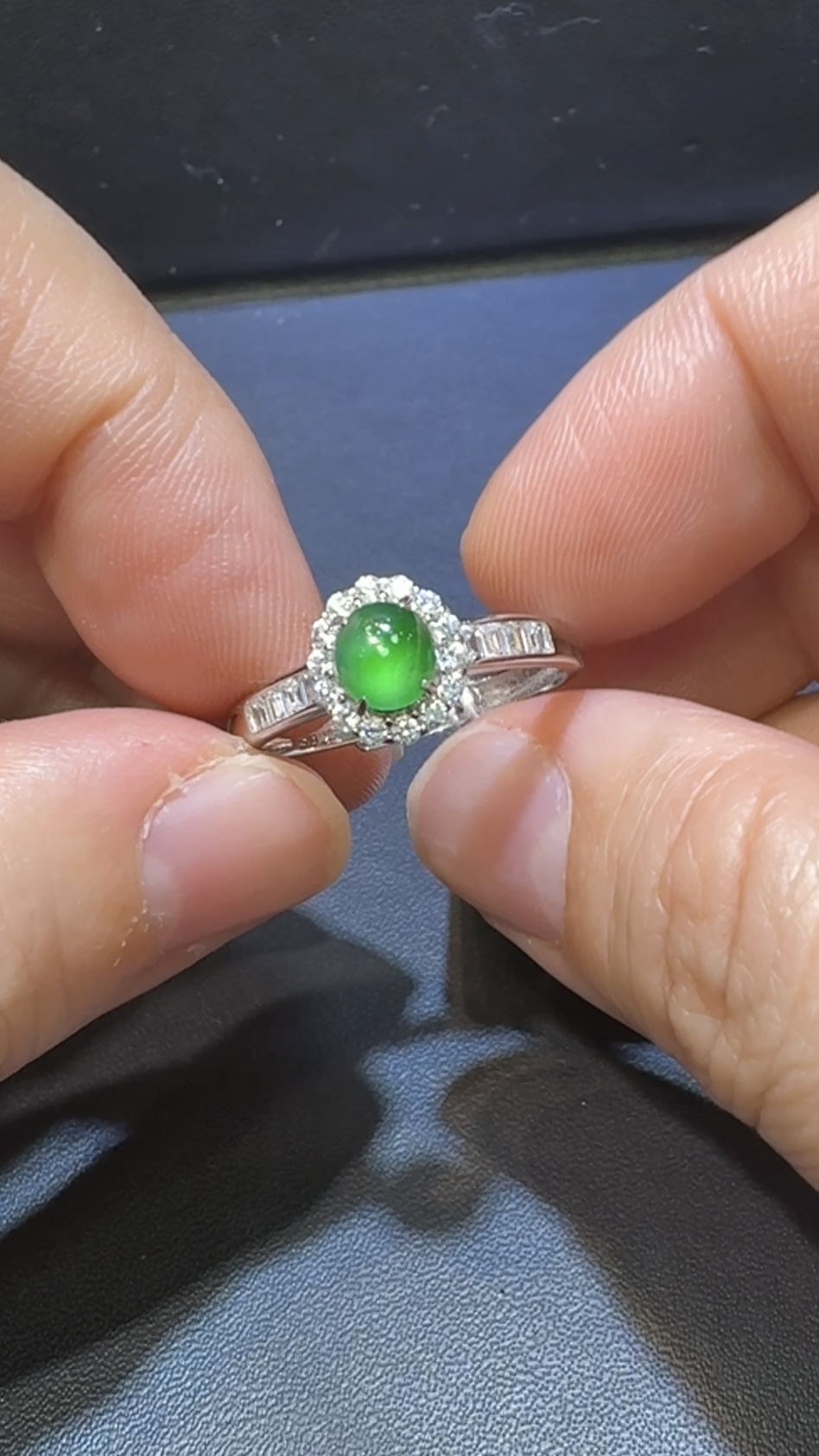 翡翠戒指|危地馬拉翡翠小蛋面 × 高色 × 鋯石環繞 × 精緻華美推薦 #14853 1 翡翠戒指|危地馬拉翡翠小蛋面 × 高色 × 鋯石環繞 × 精緻華美推薦 #14853