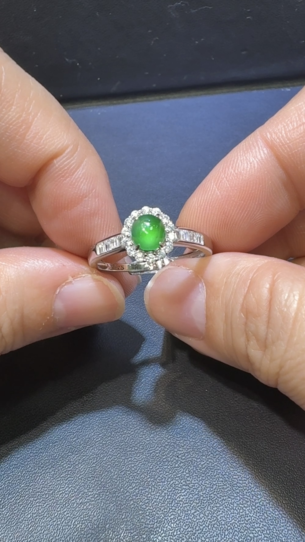 翡翠戒指|危地馬拉翡翠小蛋面 × 高色 × 鋯石環繞 × 精緻華美推薦 #14853 2 翡翠戒指|危地馬拉翡翠小蛋面 × 高色 × 鋯石環繞 × 精緻華美推薦 #14853 - Image 2