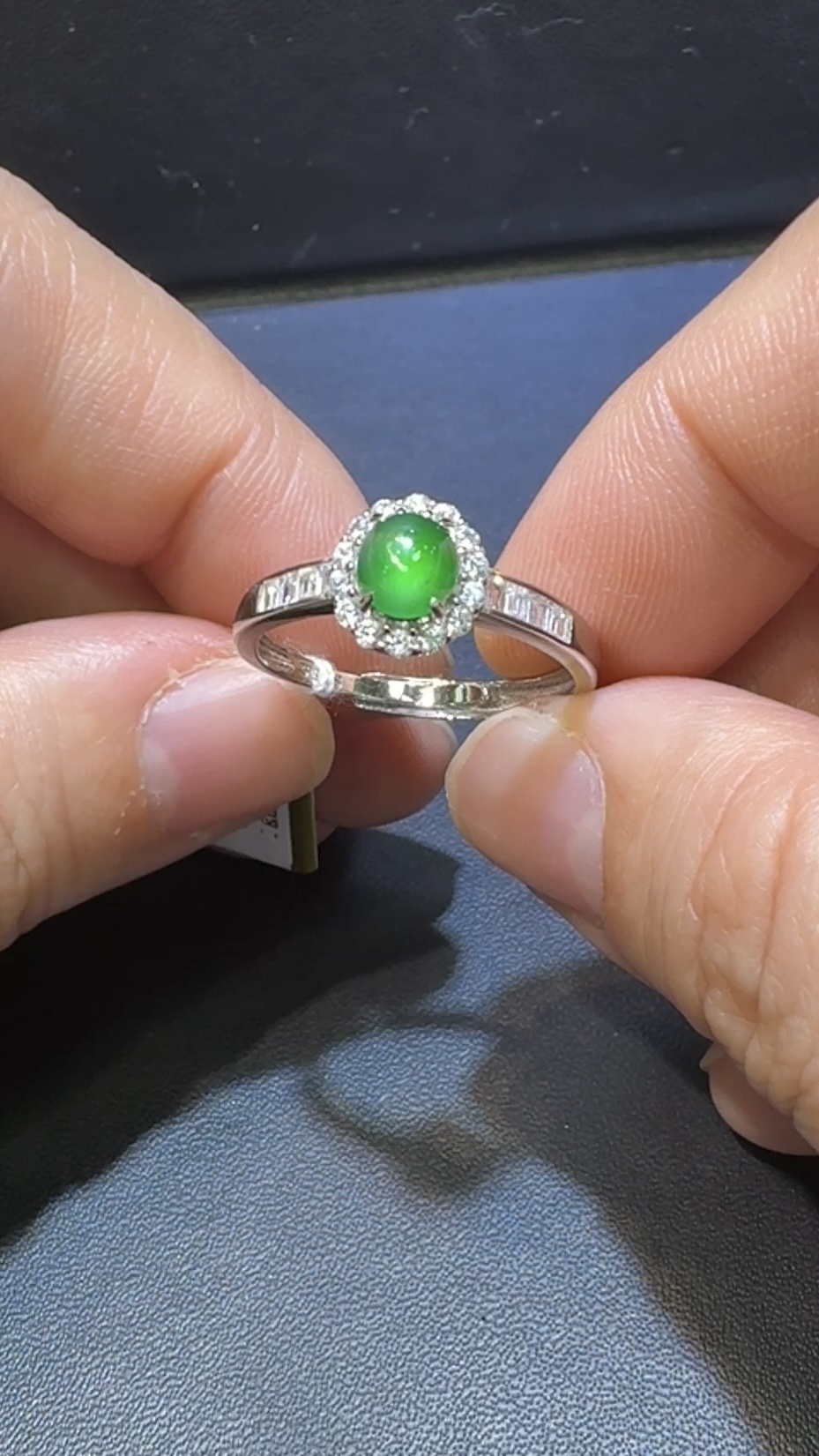 翡翠戒指|危地馬拉翡翠小蛋面 × 高色 × 鋯石環繞 × 精緻華美推薦 #14853 3 翡翠戒指|危地馬拉翡翠小蛋面 × 高色 × 鋯石環繞 × 精緻華美推薦 #14853 - Image 3