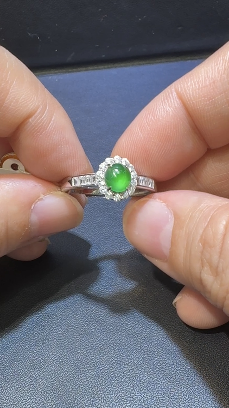 翡翠戒指|危地馬拉翡翠小蛋面 × 高色 × 鋯石環繞 × 精緻華美推薦 #14853 4 翡翠戒指|危地馬拉翡翠小蛋面 × 高色 × 鋯石環繞 × 精緻華美推薦 #14853 - Image 4