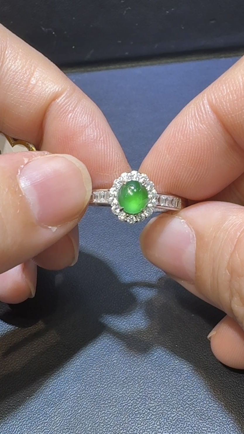 翡翠戒指|危地馬拉翡翠小蛋面 × 高色 × 鋯石環繞 × 精緻華美推薦 #14853 5 翡翠戒指|危地馬拉翡翠小蛋面 × 高色 × 鋯石環繞 × 精緻華美推薦 #14853 - Image 5