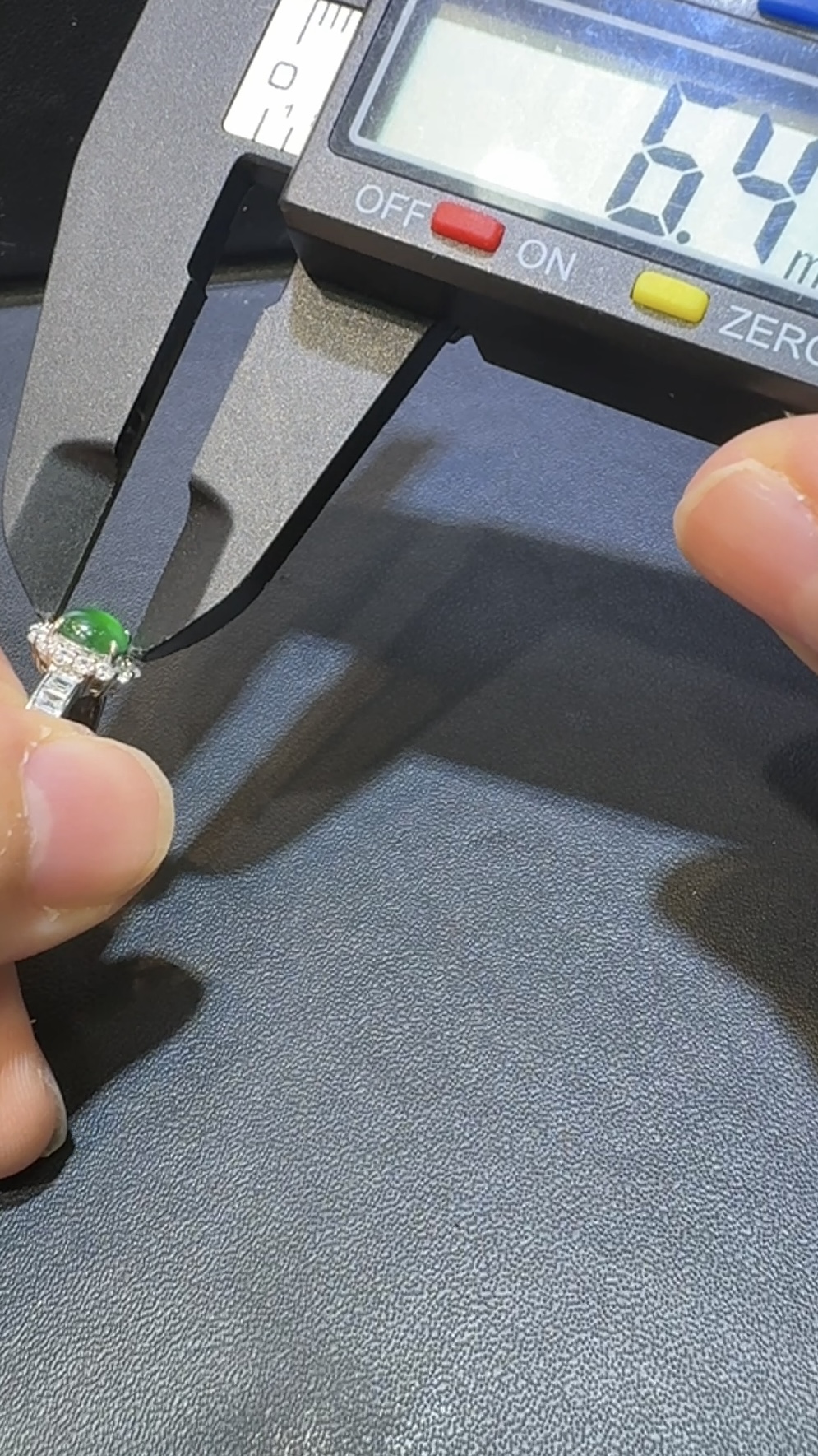 翡翠戒指|危地馬拉翡翠小蛋面 × 高色 × 鋯石環繞 × 精緻華美推薦 #14853 6 翡翠戒指|危地馬拉翡翠小蛋面 × 高色 × 鋯石環繞 × 精緻華美推薦 #14853 - Image 6