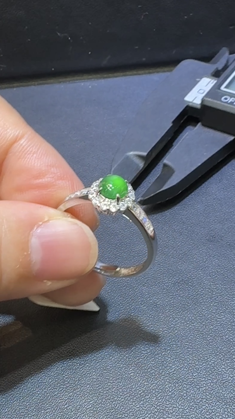翡翠戒指|危地馬拉翡翠小蛋面 × 高色 × 鋯石環繞 × 精緻華美推薦 #14853 7 翡翠戒指|危地馬拉翡翠小蛋面 × 高色 × 鋯石環繞 × 精緻華美推薦 #14853 - Image 7