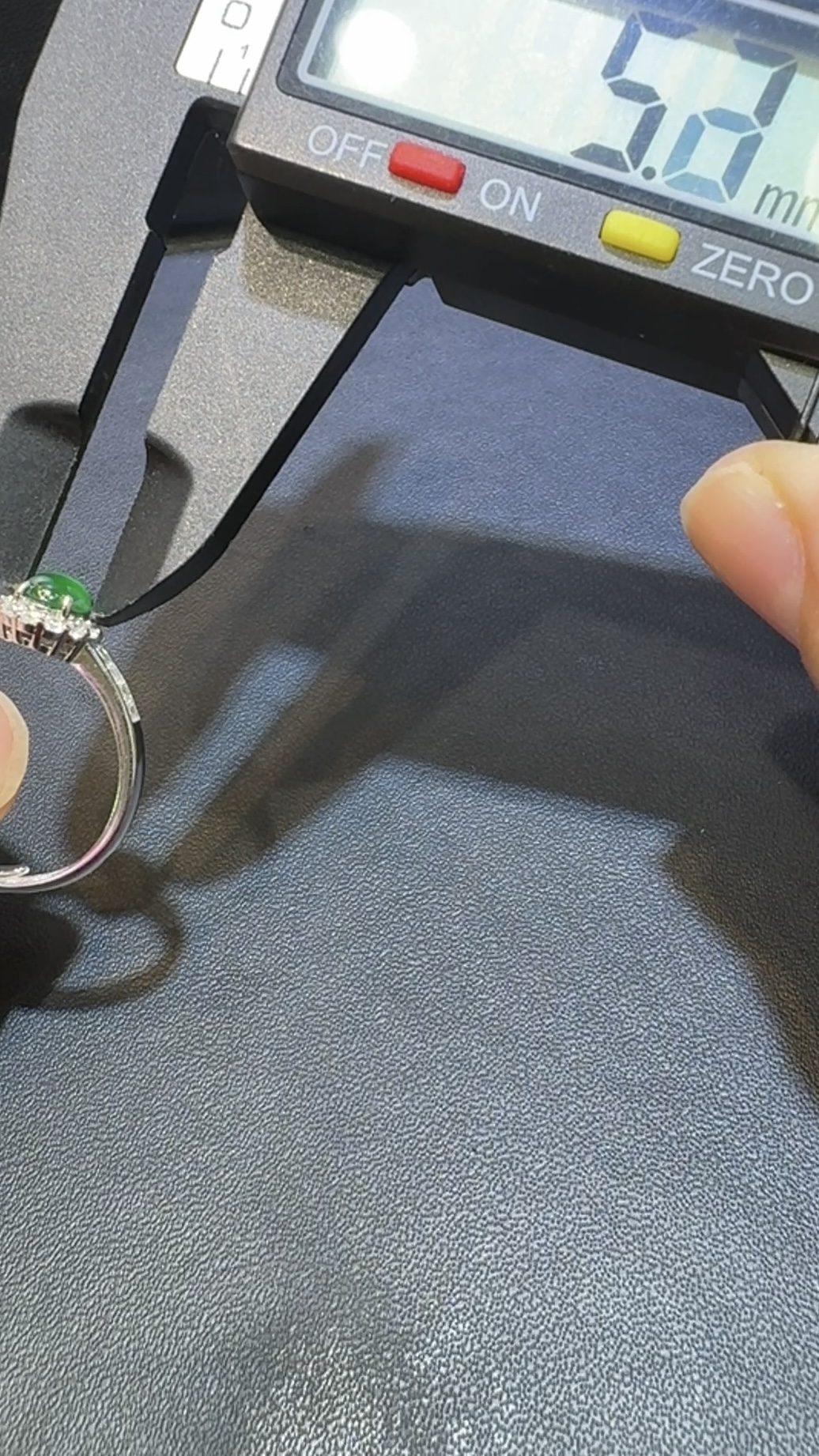 翡翠戒指|危地馬拉翡翠小蛋面 × 高色 × 鋯石環繞 × 精緻華美推薦 #14853 8 翡翠戒指|危地馬拉翡翠小蛋面 × 高色 × 鋯石環繞 × 精緻華美推薦 #14853 - Image 8