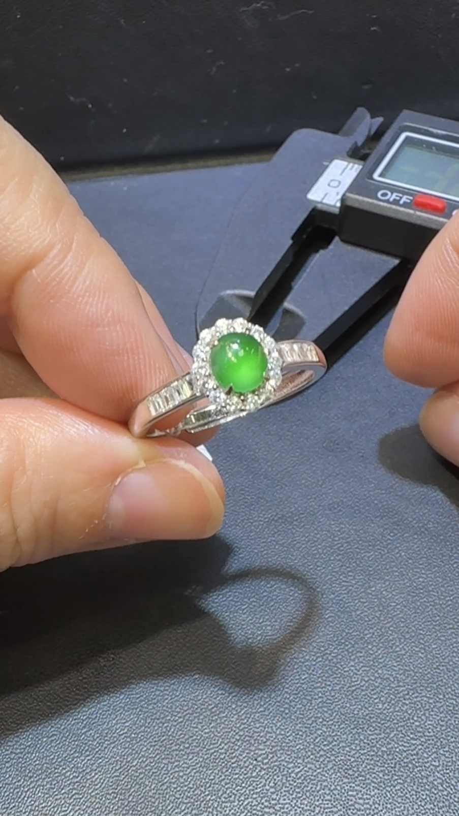 翡翠戒指|危地馬拉翡翠小蛋面 × 高色 × 鋯石環繞 × 精緻華美推薦 #14853 9 翡翠戒指|危地馬拉翡翠小蛋面 × 高色 × 鋯石環繞 × 精緻華美推薦 #14853 - Image 9