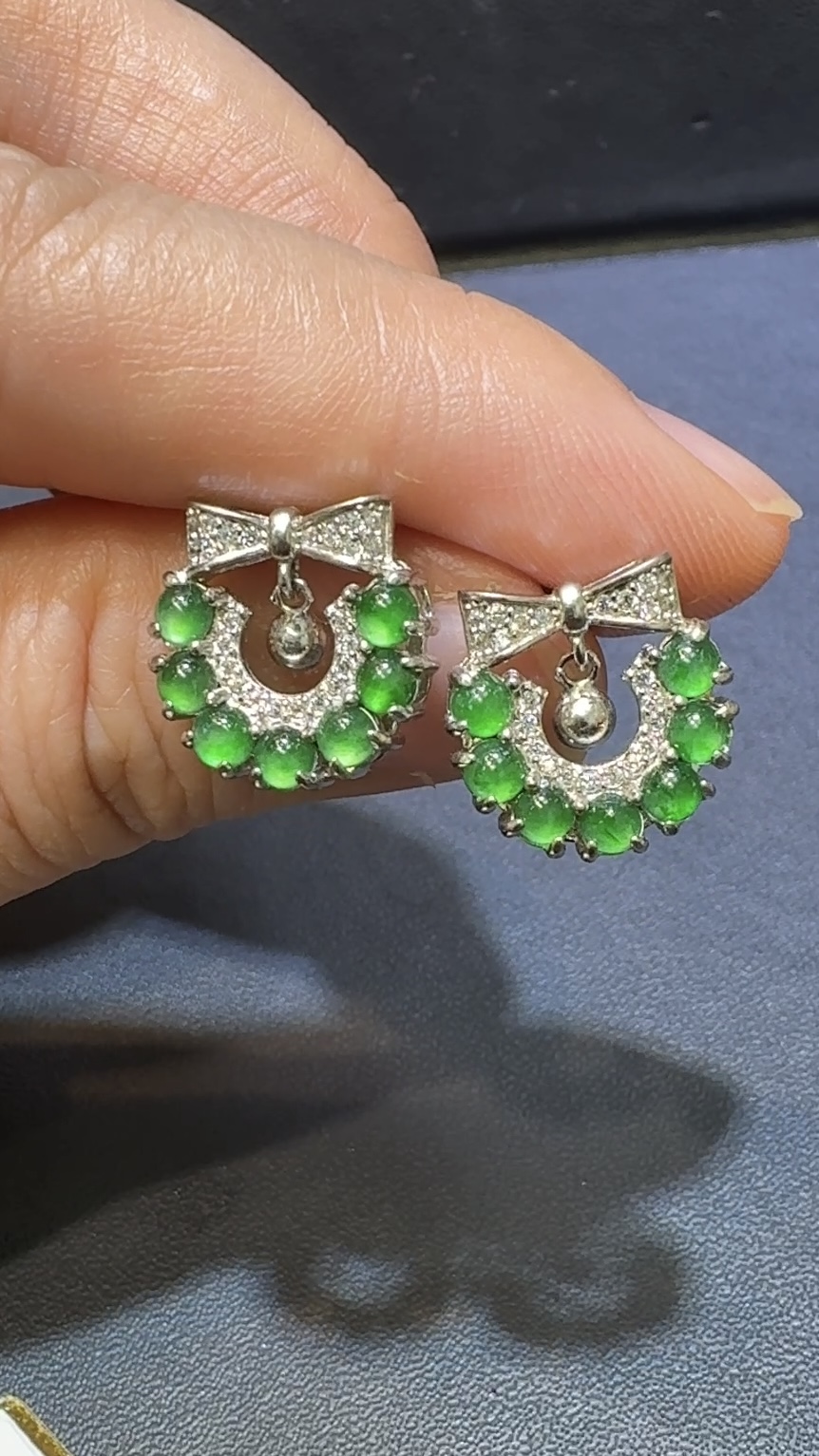 翡翠耳環|危地馬拉翡翠小蛋面 × 聖誕花造型 × 高色 × 鋯石環繞推薦 #48487 2 翡翠耳環|危地馬拉翡翠小蛋面 × 聖誕花造型 × 高色 × 鋯石環繞推薦 #48487 - Image 2
