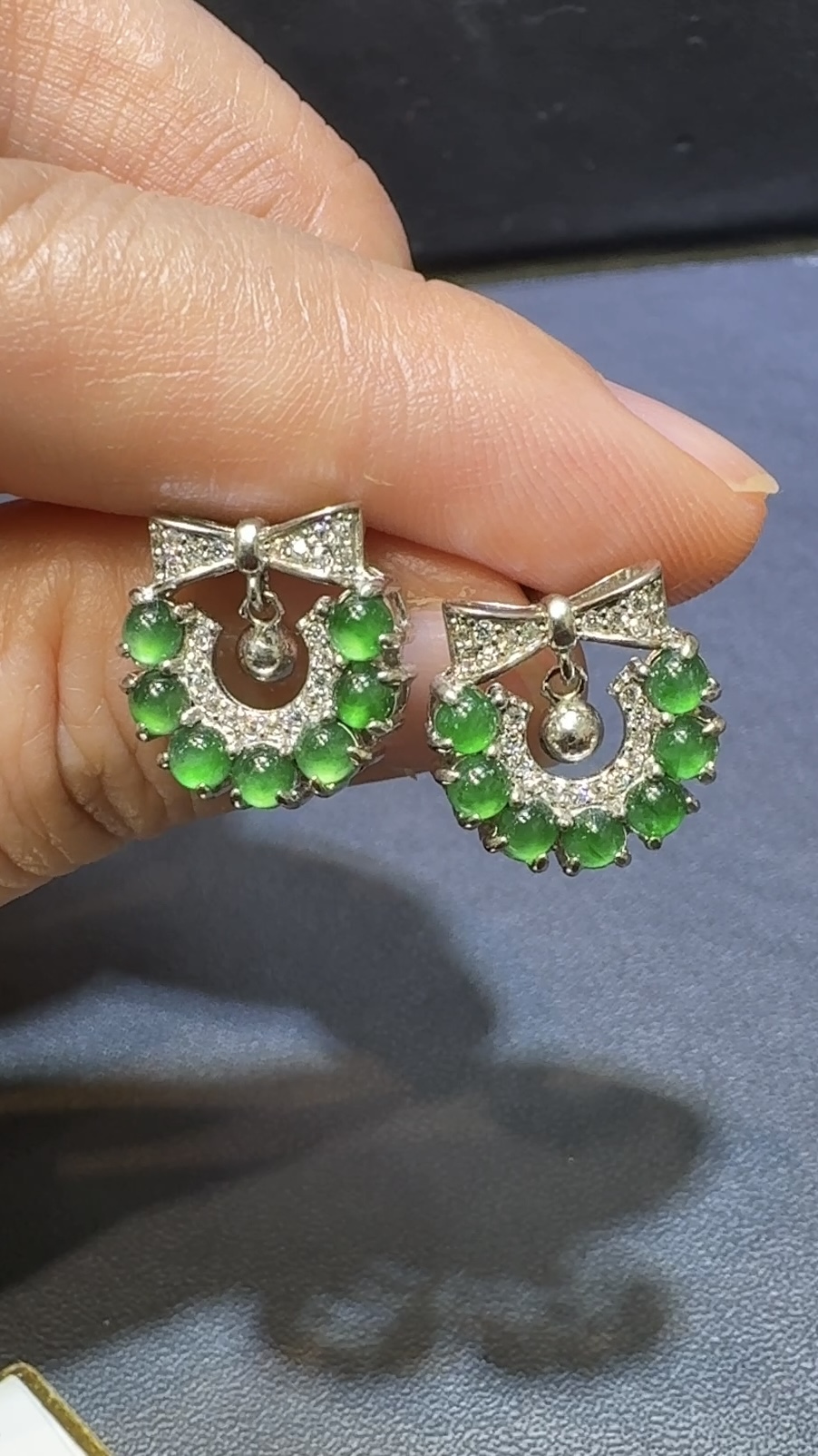 翡翠耳環|危地馬拉翡翠小蛋面 × 聖誕花造型 × 高色 × 鋯石環繞推薦 #48487 3 翡翠耳環|危地馬拉翡翠小蛋面 × 聖誕花造型 × 高色 × 鋯石環繞推薦 #48487 - Image 3