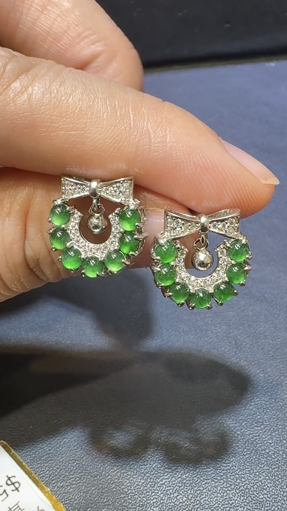翡翠耳環|危地馬拉翡翠小蛋面 × 聖誕花造型 × 高色 × 鋯石環繞推薦 #48487 4 翡翠耳環|危地馬拉翡翠小蛋面 × 聖誕花造型 × 高色 × 鋯石環繞推薦 #48487 - Image 4