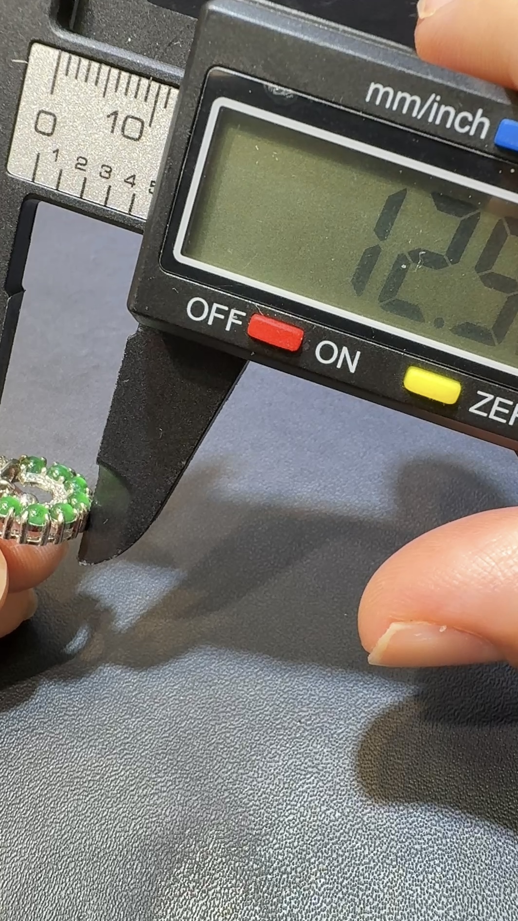 翡翠耳環|危地馬拉翡翠小蛋面 × 聖誕花造型 × 高色 × 鋯石環繞推薦 #48487 9 翡翠耳環|危地馬拉翡翠小蛋面 × 聖誕花造型 × 高色 × 鋯石環繞推薦 #48487 - Image 9