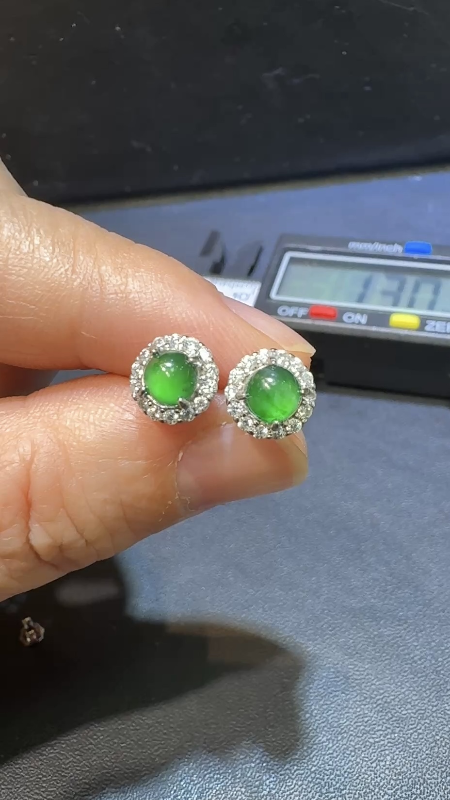 翡翠耳環|危地馬拉翡翠小蛋面 × 圓形設計 × 高色 × 鋯石環繞推薦 #12 1 翡翠耳環|危地馬拉翡翠小蛋面 × 圓形設計 × 高色 × 鋯石環繞推薦 #12